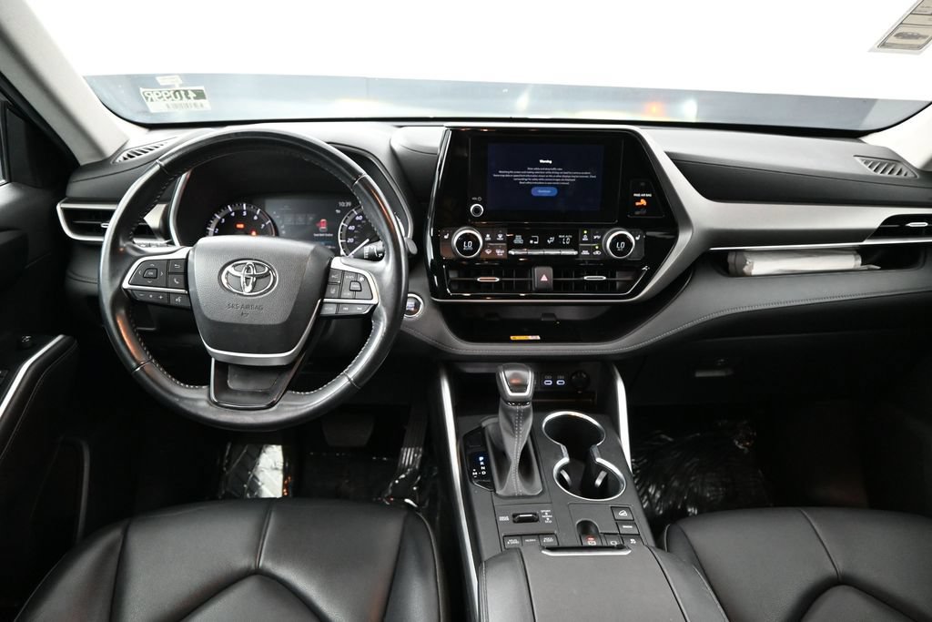 Used 2023 Toyota Highlander XLE AWD/4WD image 12