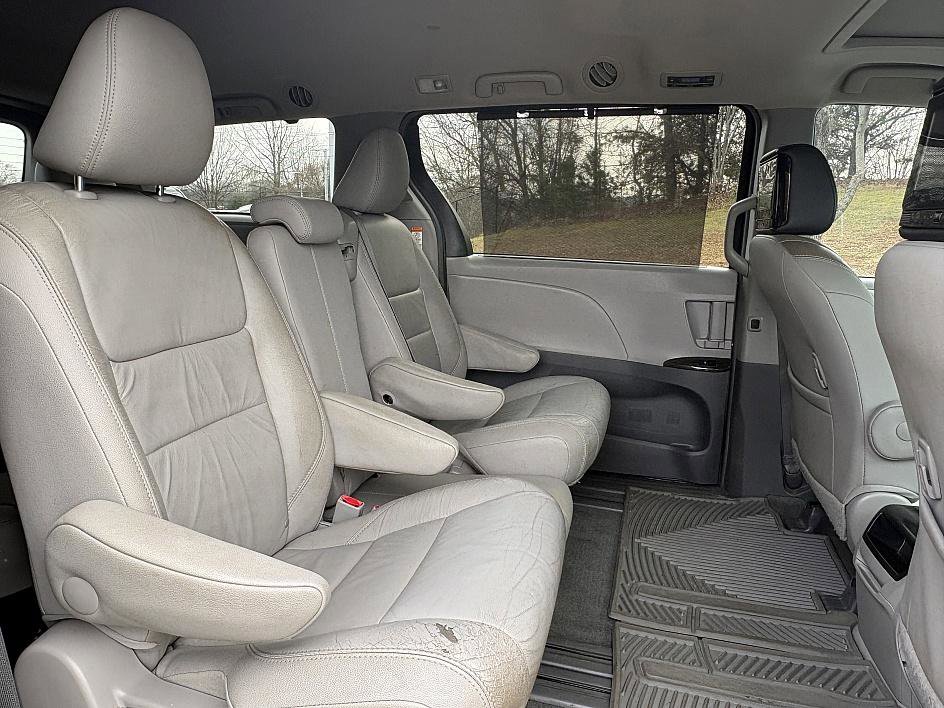 Used 2016 Toyota Sienna XLE image 13
