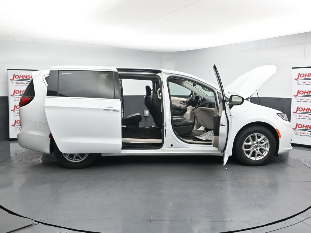 Used 2023 Chrysler Pacifica Touring-L FWD image 41
