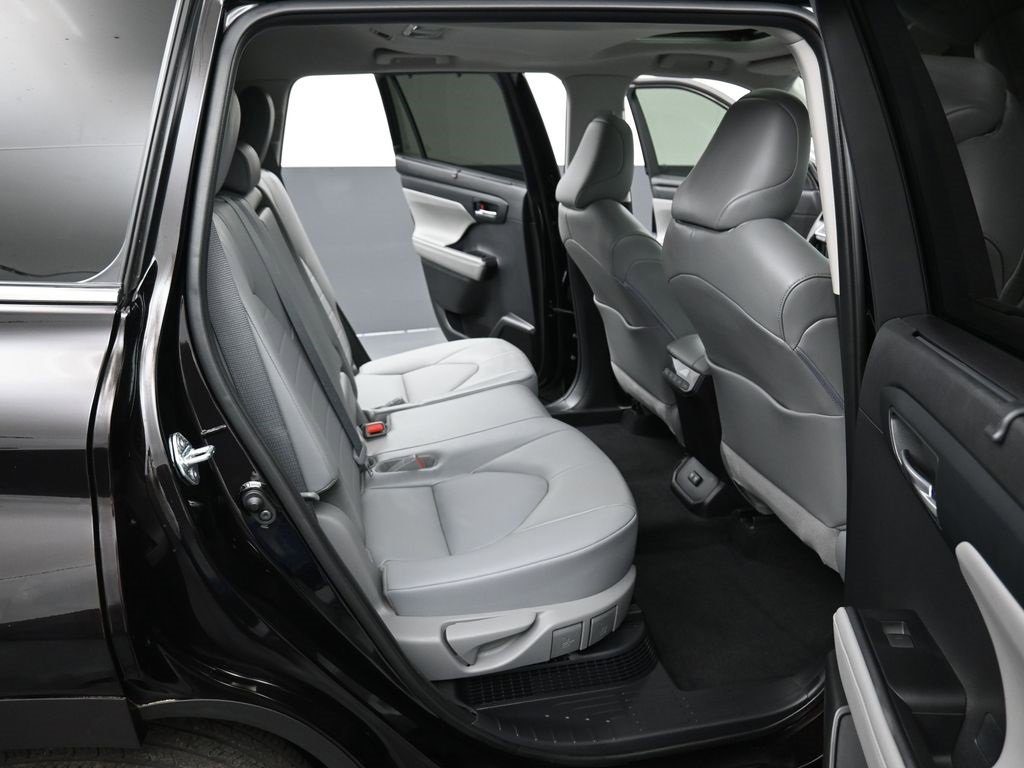 Used 2021 Toyota Highlander XLE image 33