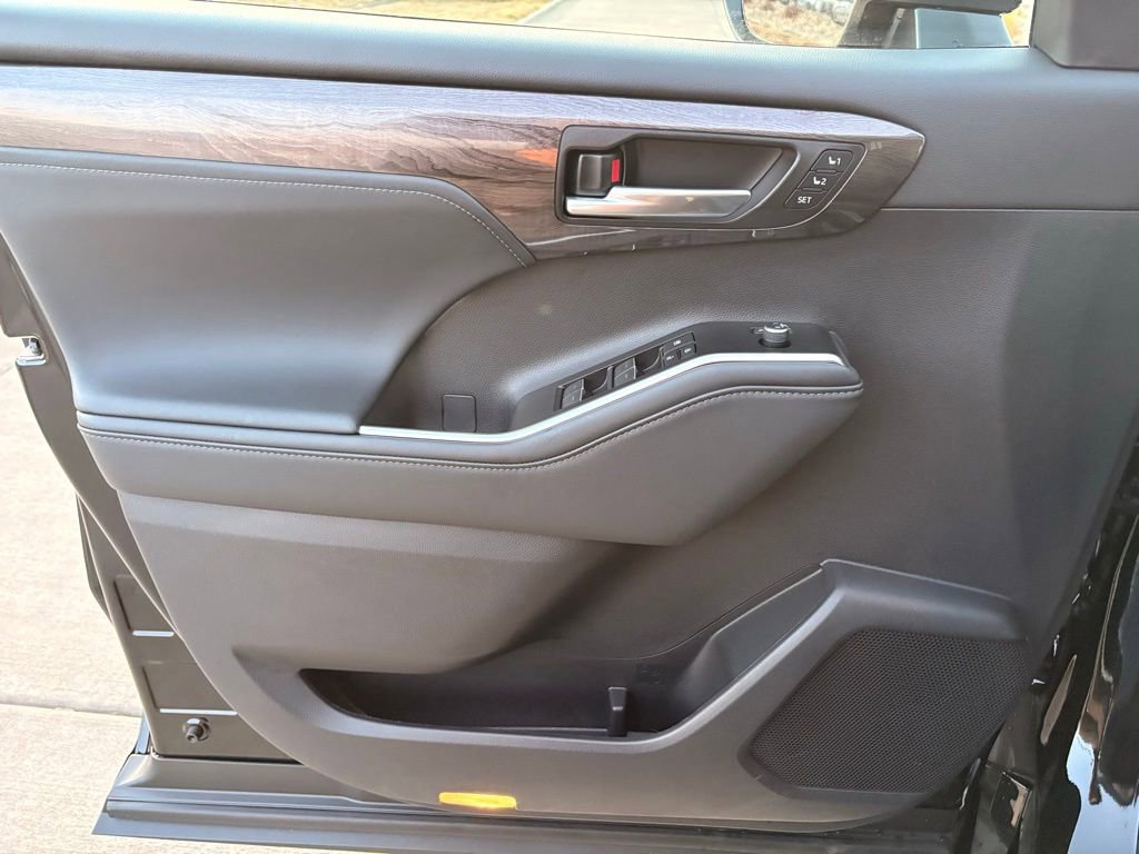 Used 2026 Toyota Highlander Limited image 9