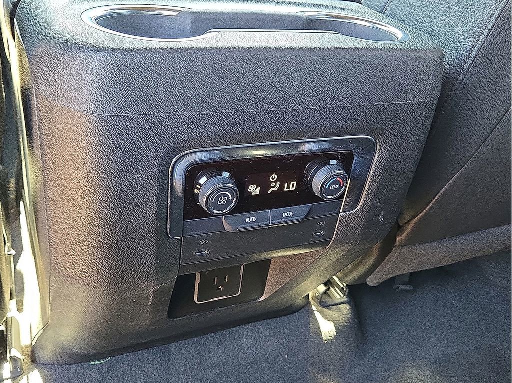 Used 2025 Chevrolet Suburban Z71 AWD/4WD image 18