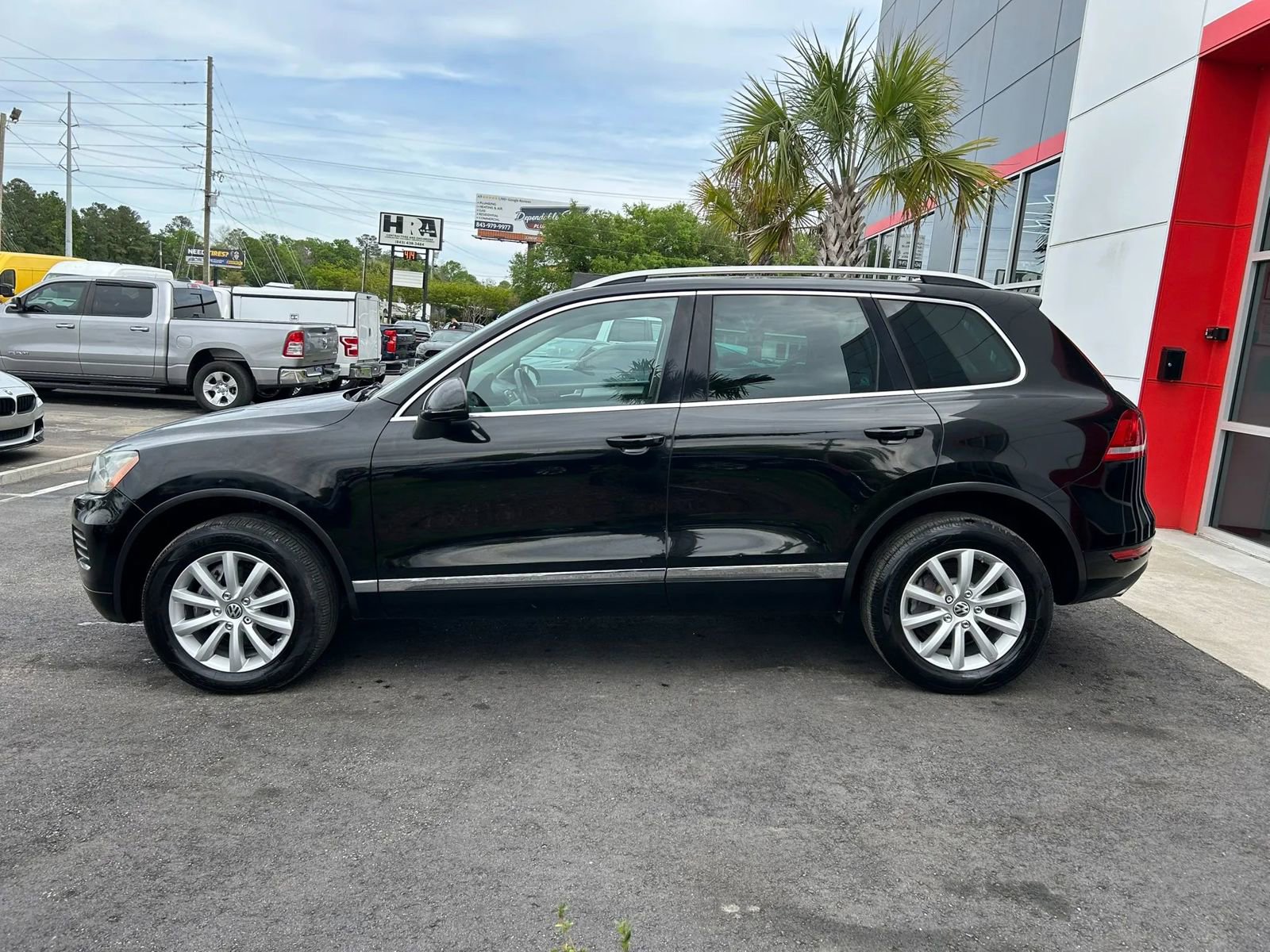 Used 2011 Volkswagen Touareg Sport image 7