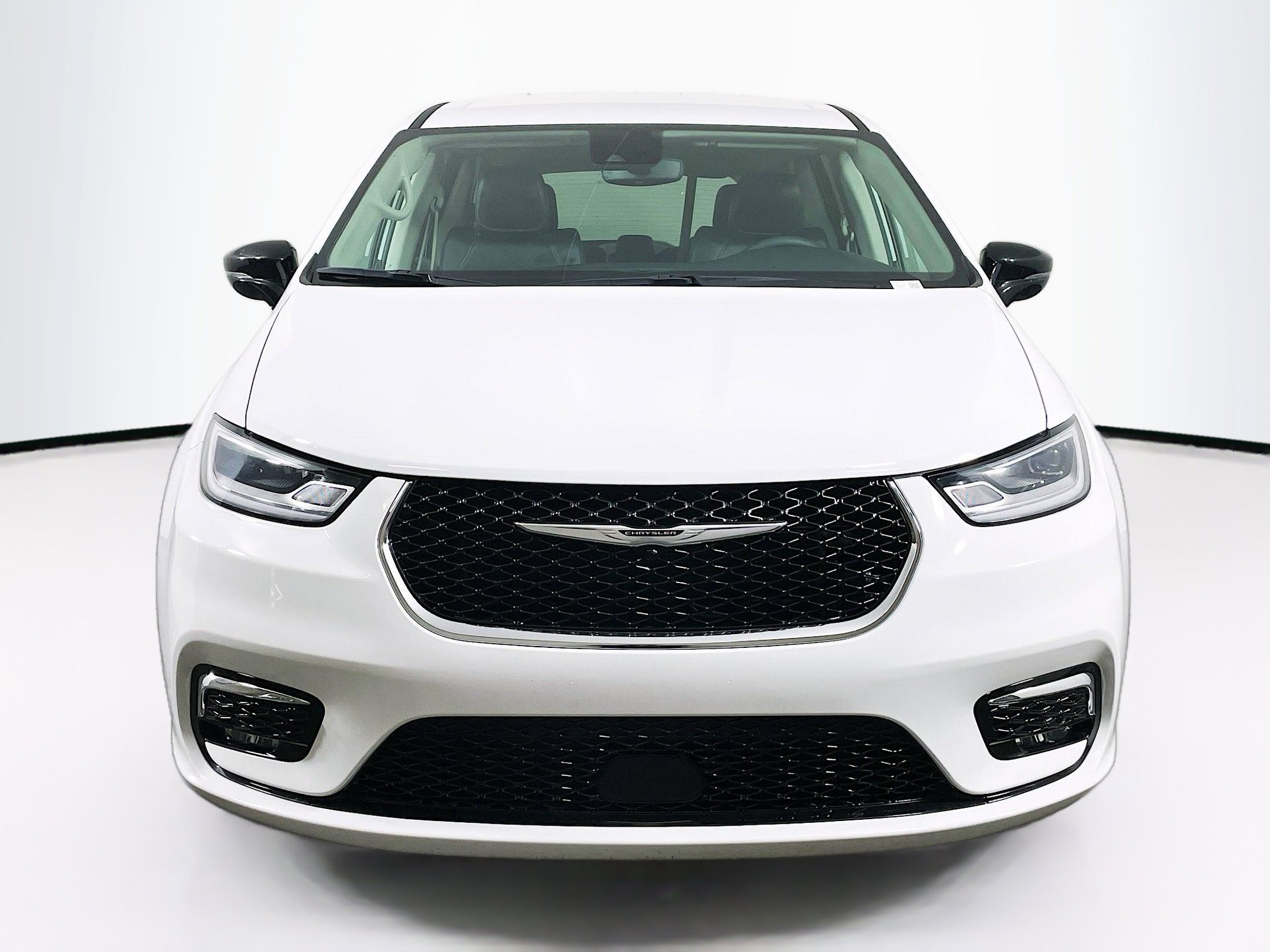 Used 2024 Chrysler Pacifica Touring-L image 2