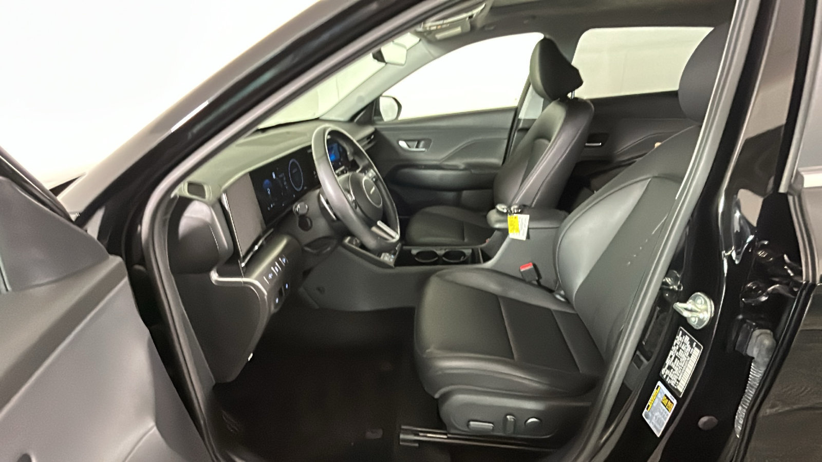 Used 2025 Hyundai Kona Limited AWD/4WD image 14