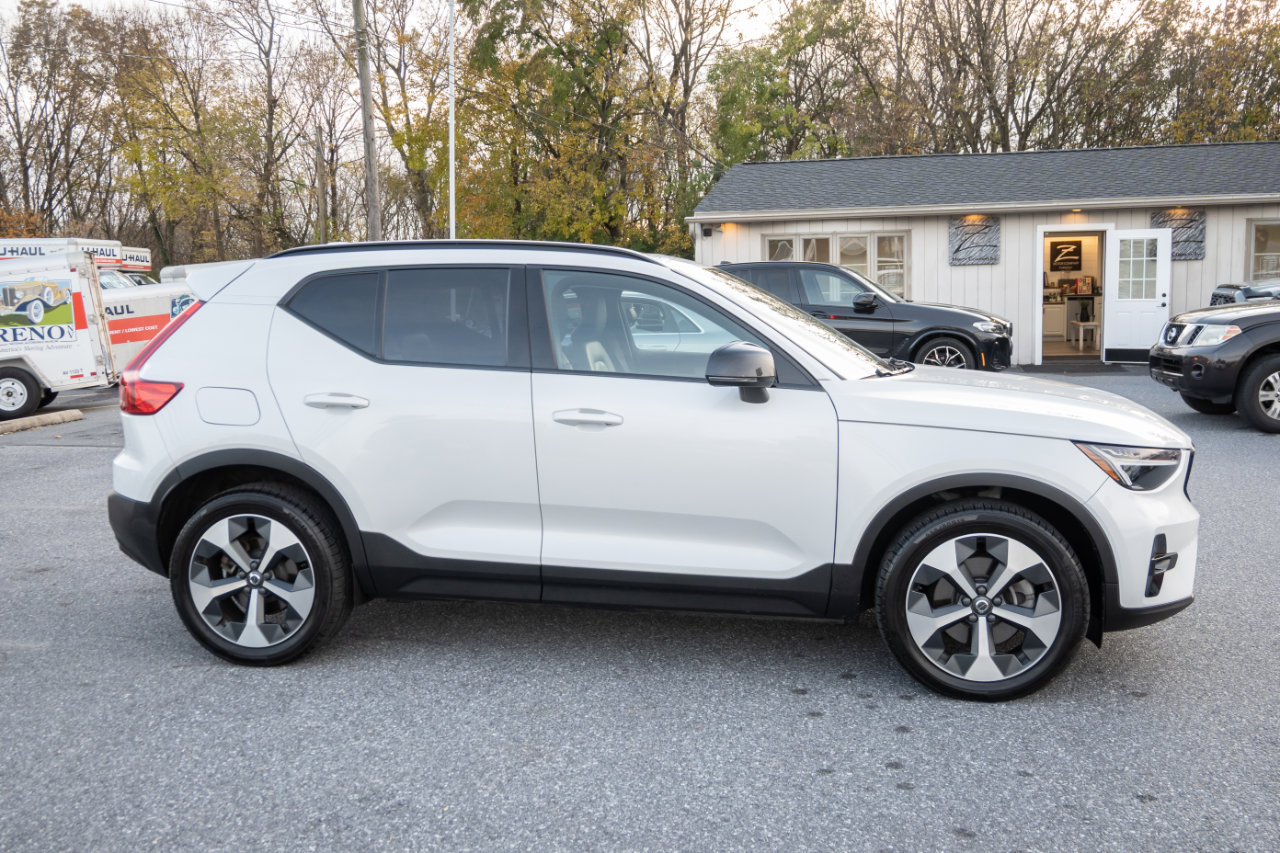Used 2023 Volvo XC40 B5 Plus image 12