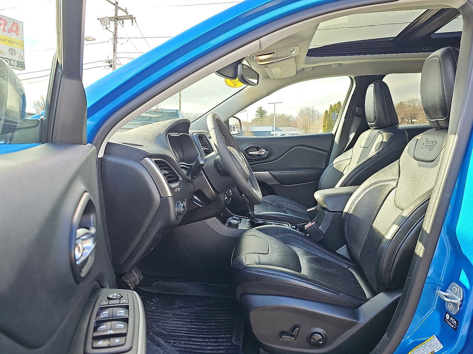 Used 2022 Jeep Cherokee Latitude Lux w/ Sun & Sound Group AWD/4WD image 14