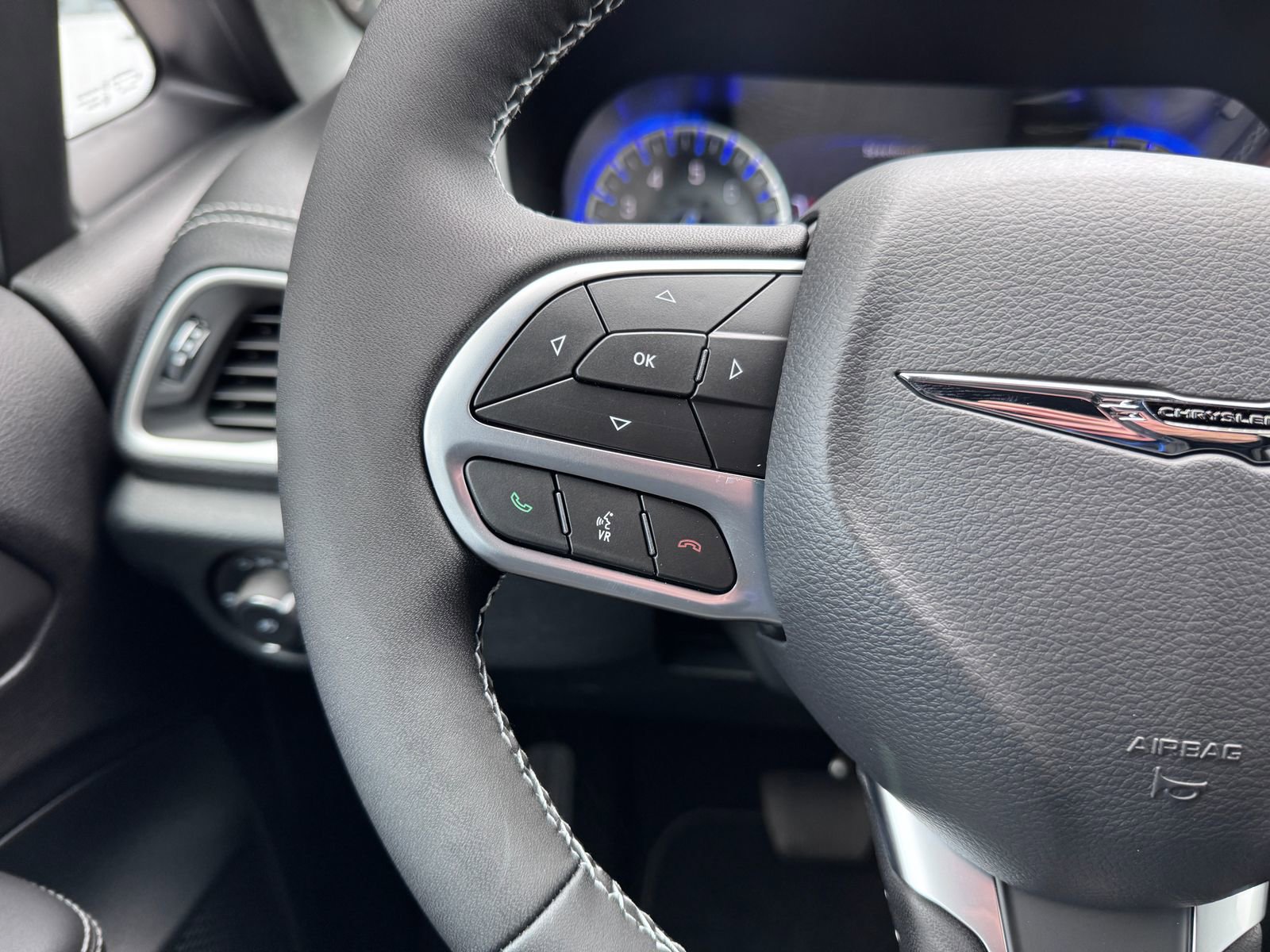 New 2025 Chrysler Pacifica Select w/ Uconnect Theater Family Group image 17