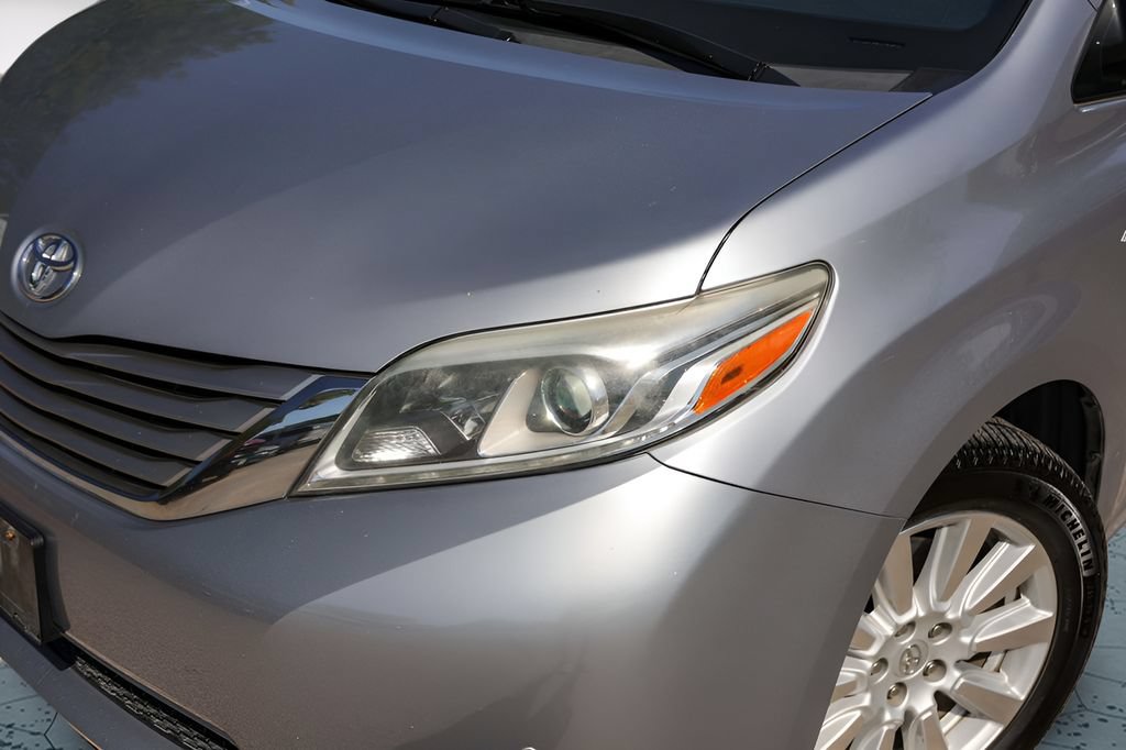 Used 2017 Toyota Sienna Limited Premium AWD/4WD image 3
