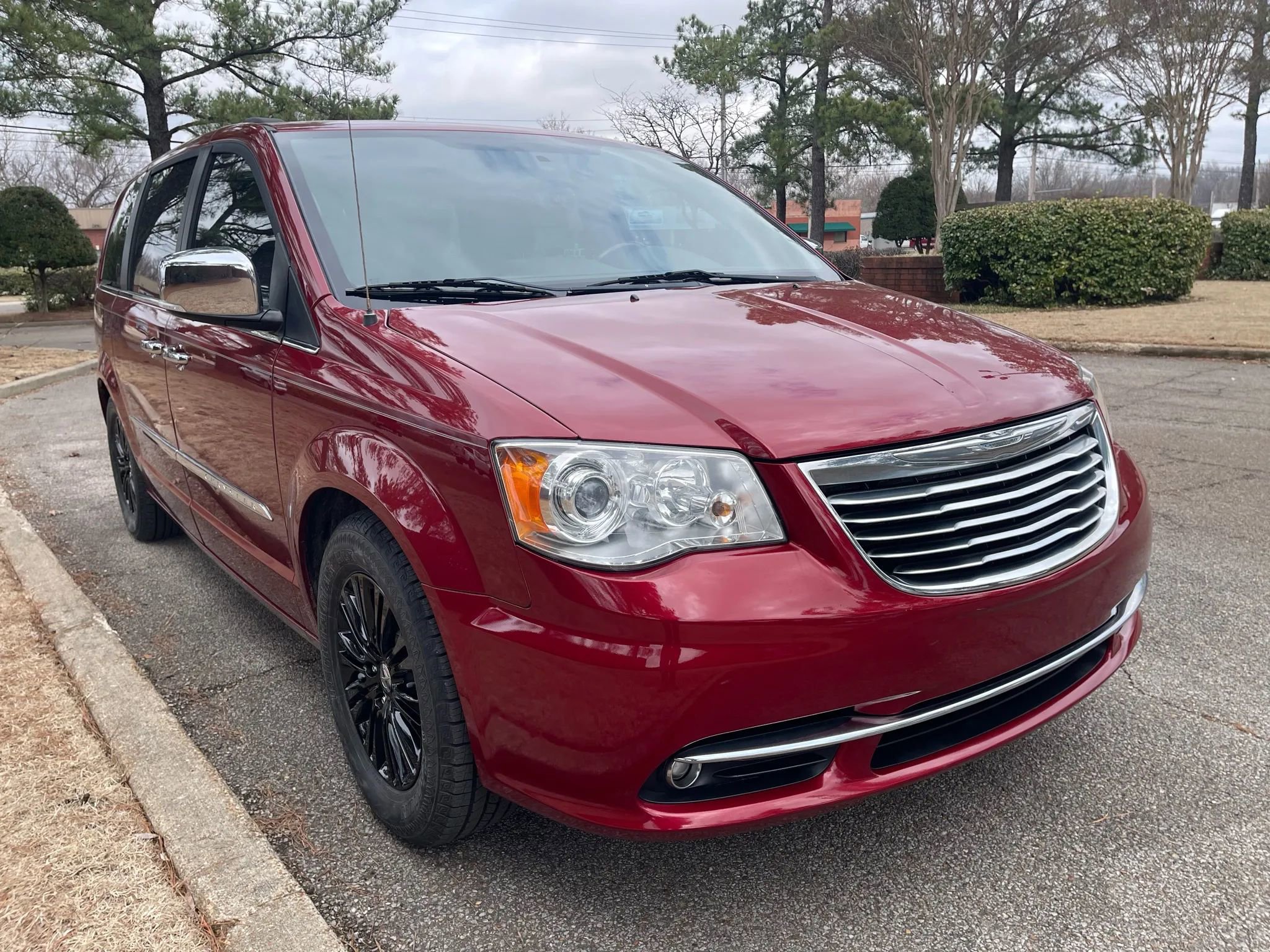 Used 2014 Chrysler Town & Country Limited w/ Luxury Group image 7