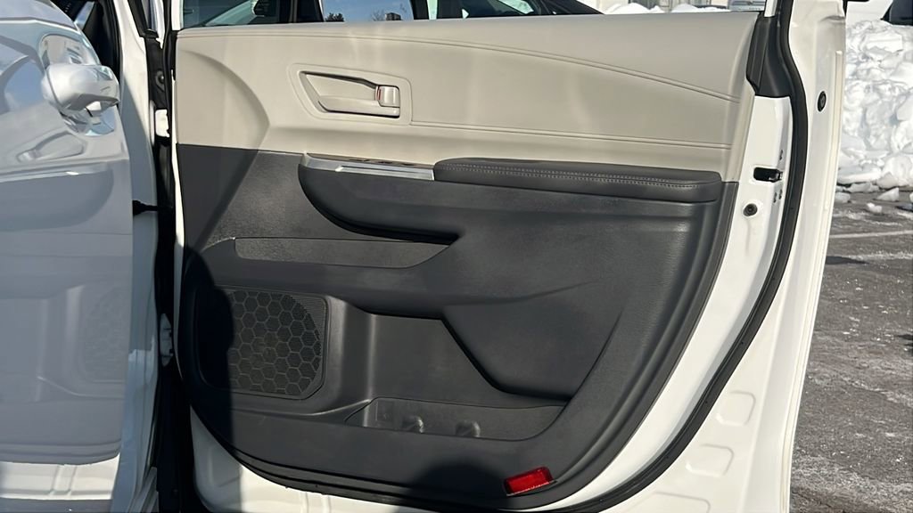 Used 2024 Toyota Sienna LE image 9