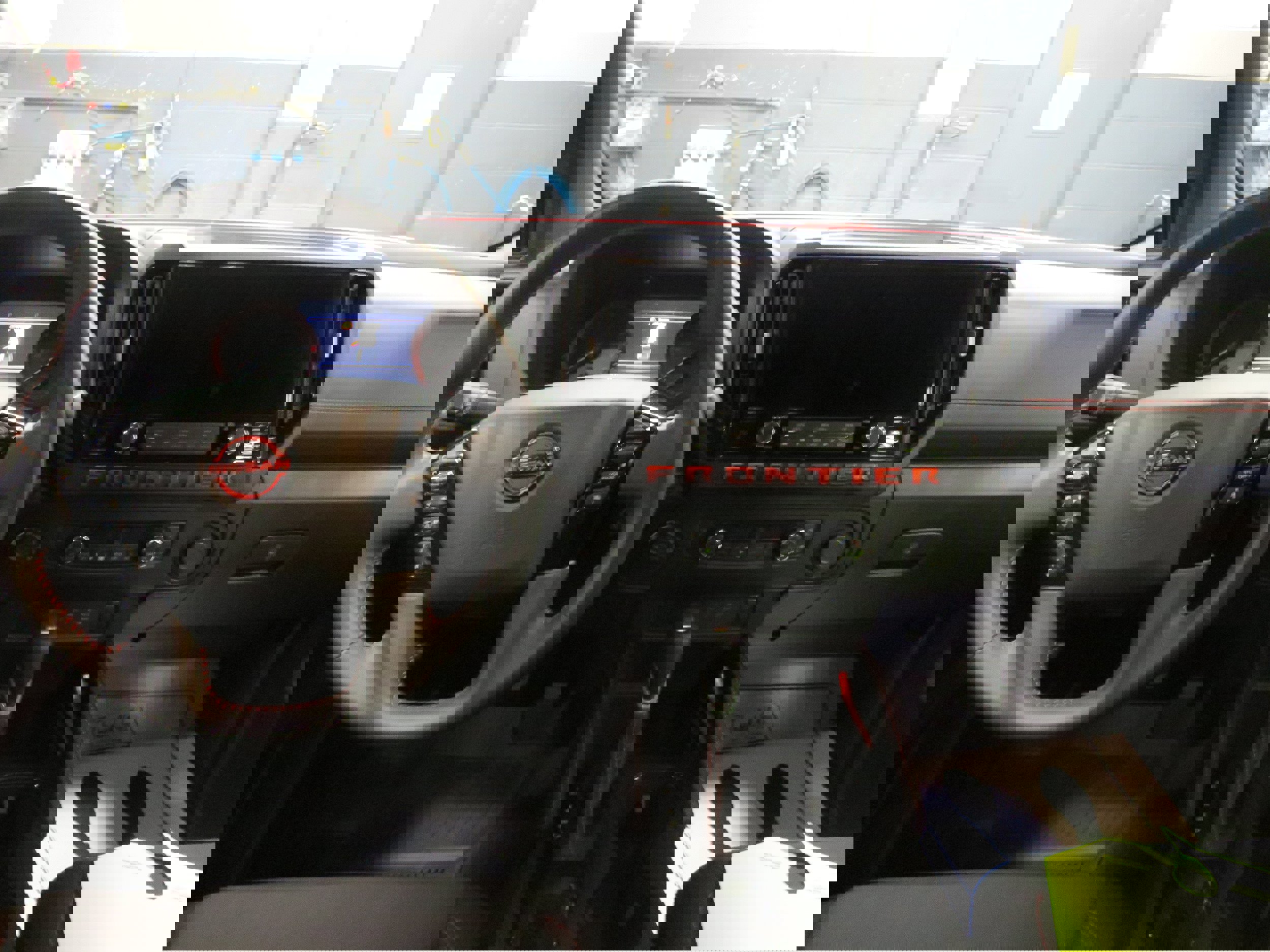 Used 2025 Nissan Frontier PRO-4X image 9