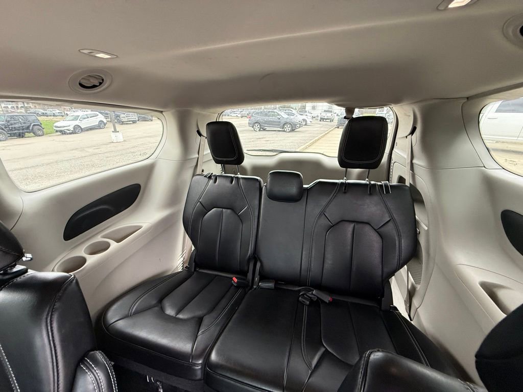 Used 2023 Chrysler Pacifica Touring-L image 25