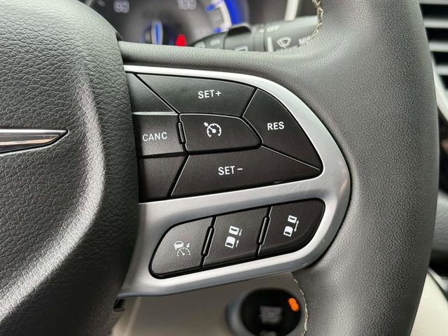Used 2024 Chrysler Pacifica Touring-L image 19