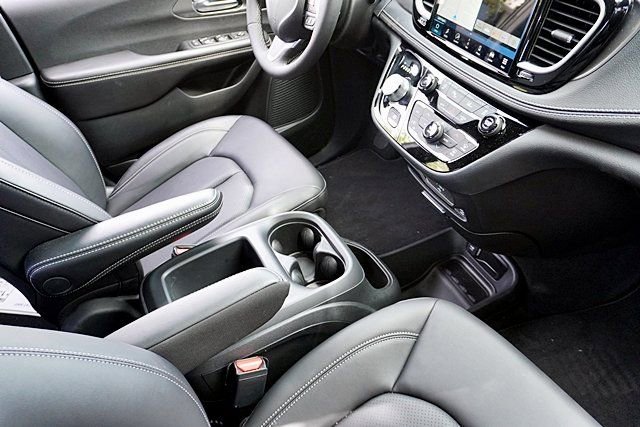 New 2026 Chrysler Pacifica Select AWD/4WD image 12