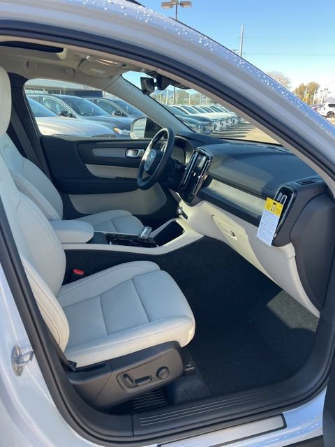 New 2026 Volvo XC40 B5 Plus w/ Protection Package Premier AWD/4WD image 32