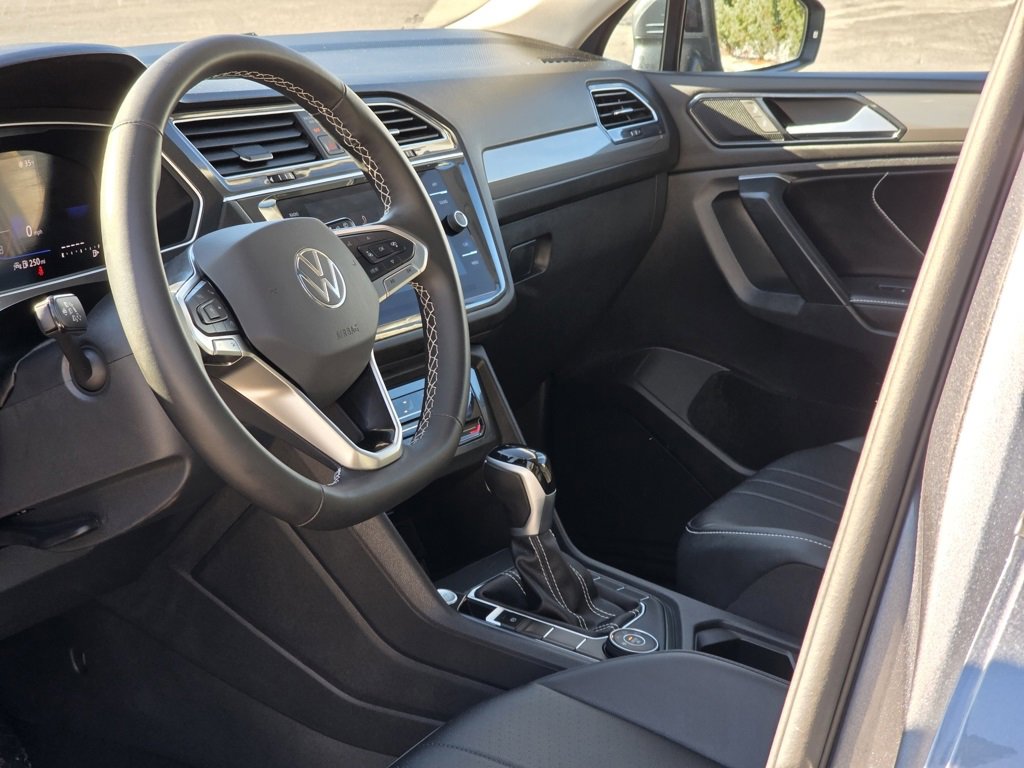 Used 2024 Volkswagen Tiguan SE image 16