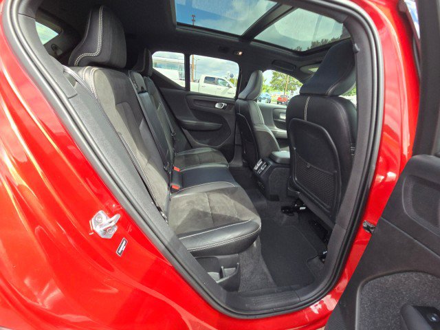 Used 2021 Volvo XC40 T5 R-Design image 14