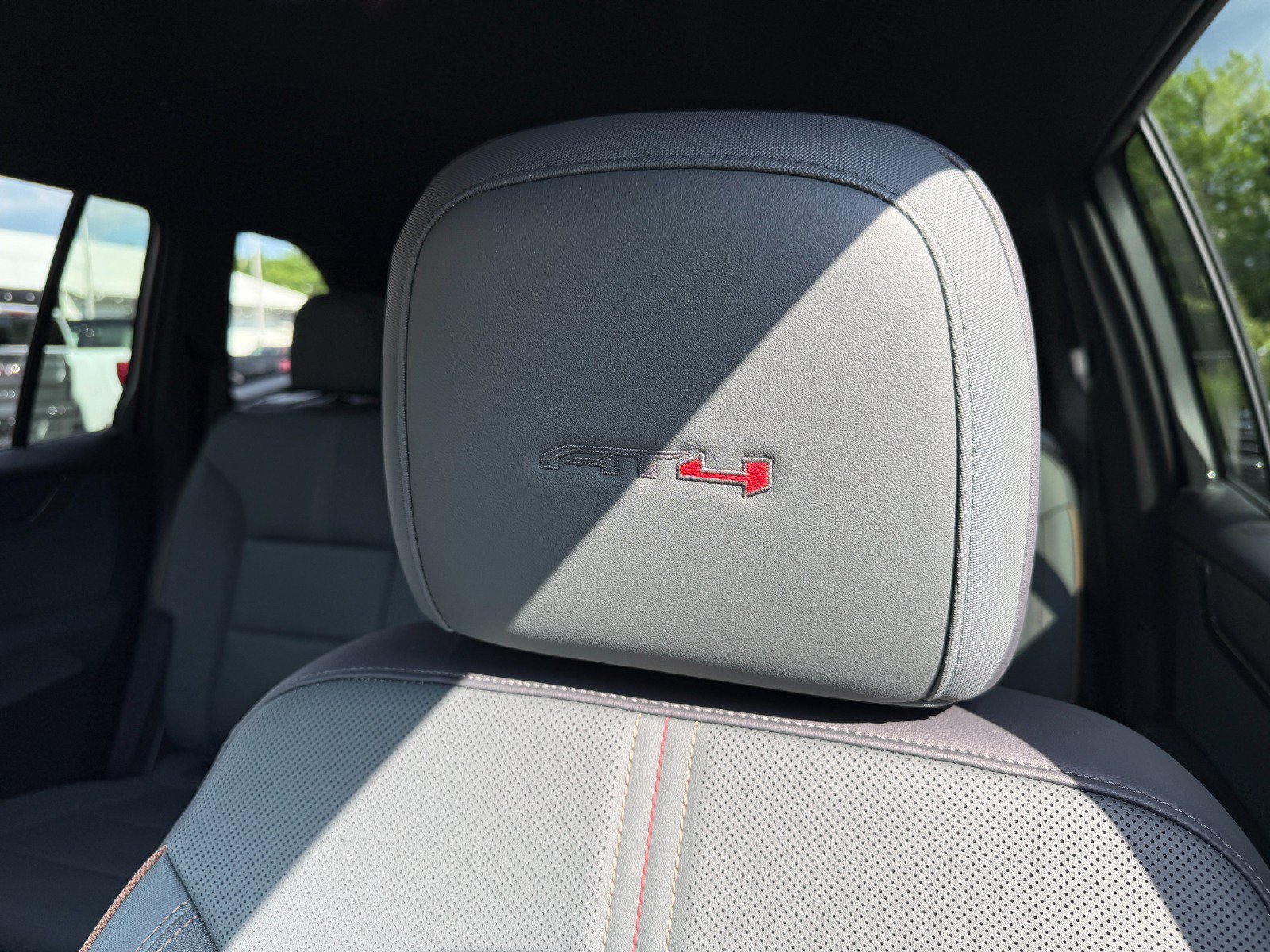 Used 2025 GMC Acadia AT4 AWD/4WD image 15