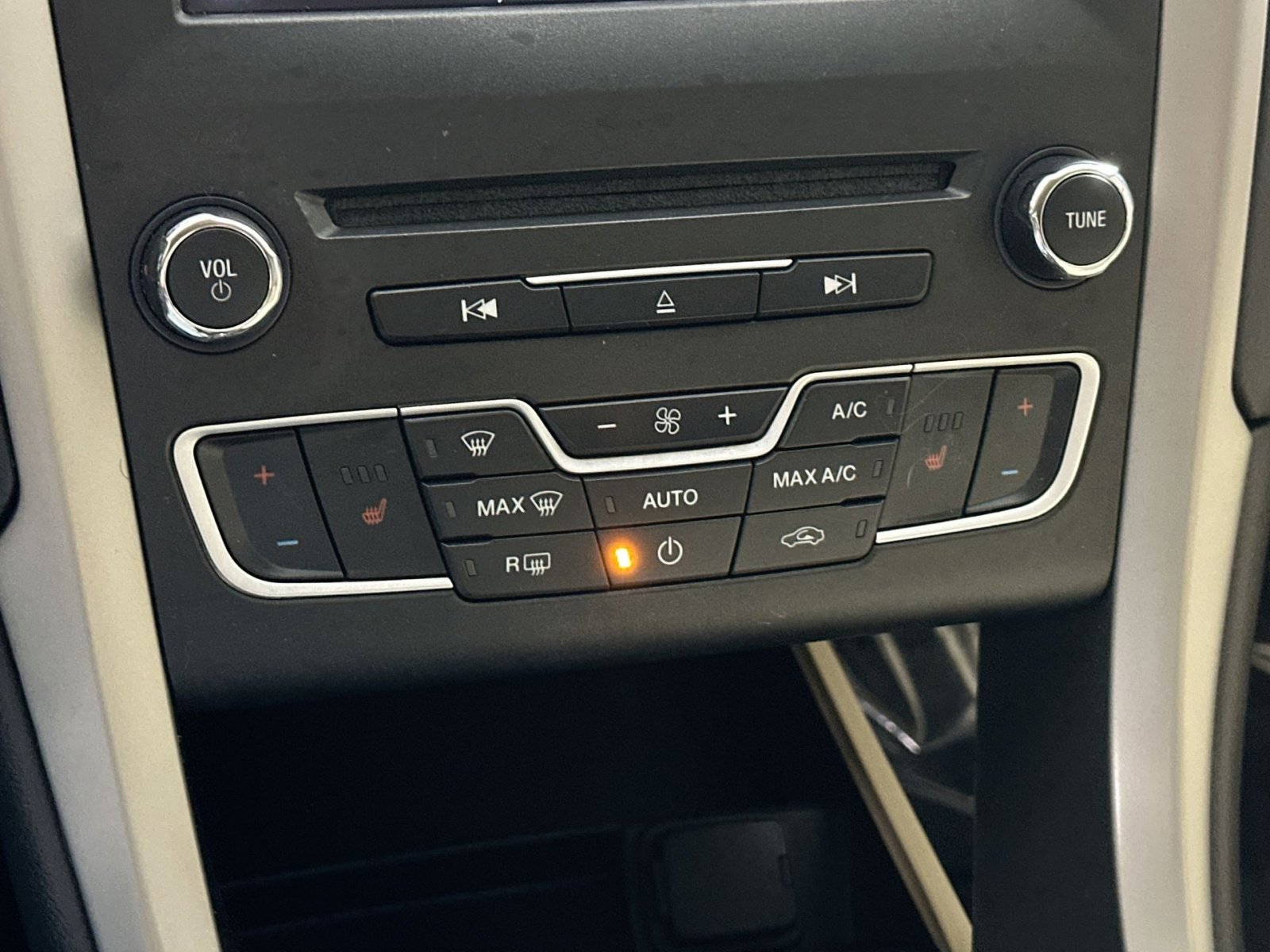 Used 2016 Ford Fusion SE w/ Equipment Group 202A image 27