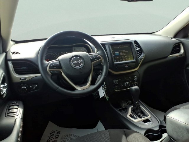 Used 2015 Jeep Cherokee Latitude w/ Cold Weather Group FWD image 13