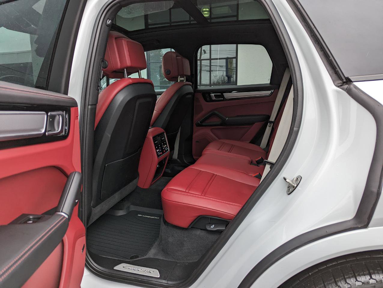 Used 2023 Porsche Cayenne Platinum Edition image 40