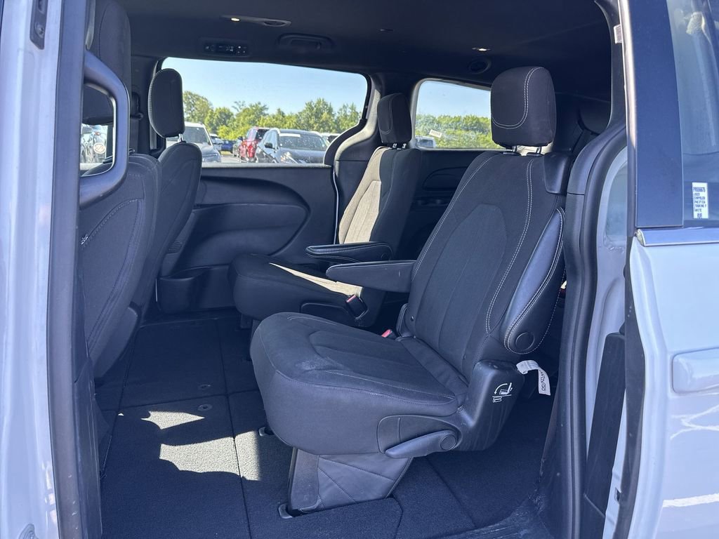 Used 2023 Chrysler Pacifica Touring FWD image 27