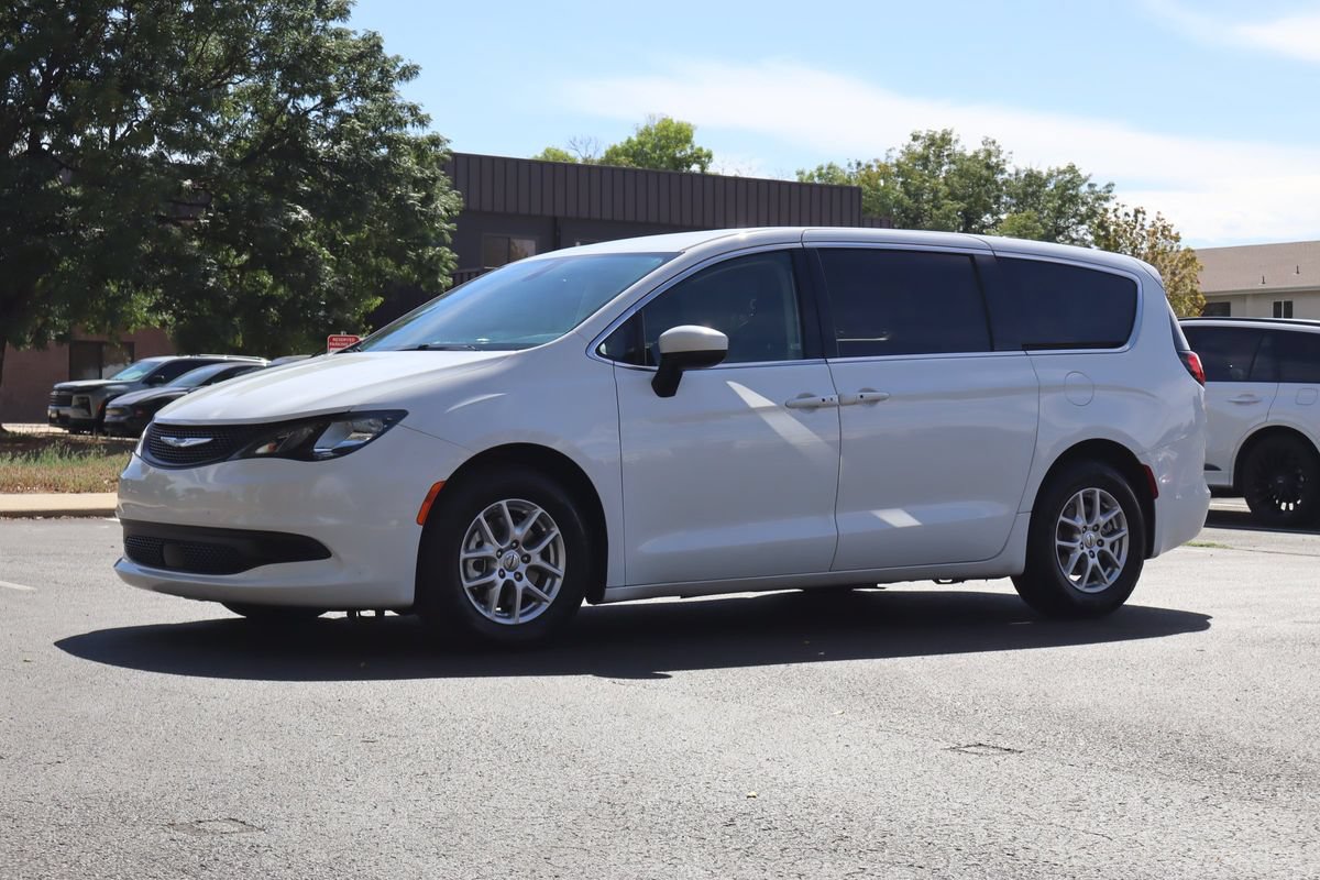 Used 2022 Chrysler Voyager LX FWD image 11