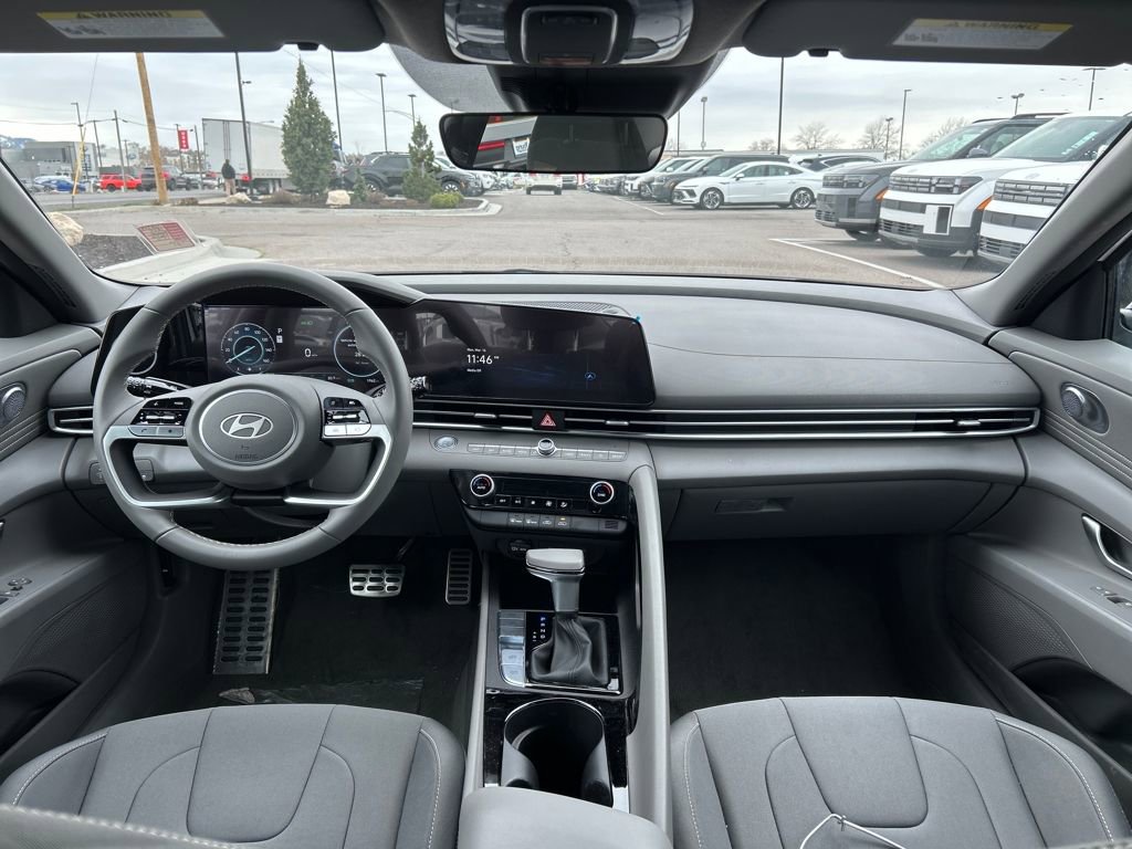Used 2025 Hyundai Elantra SEL image 2