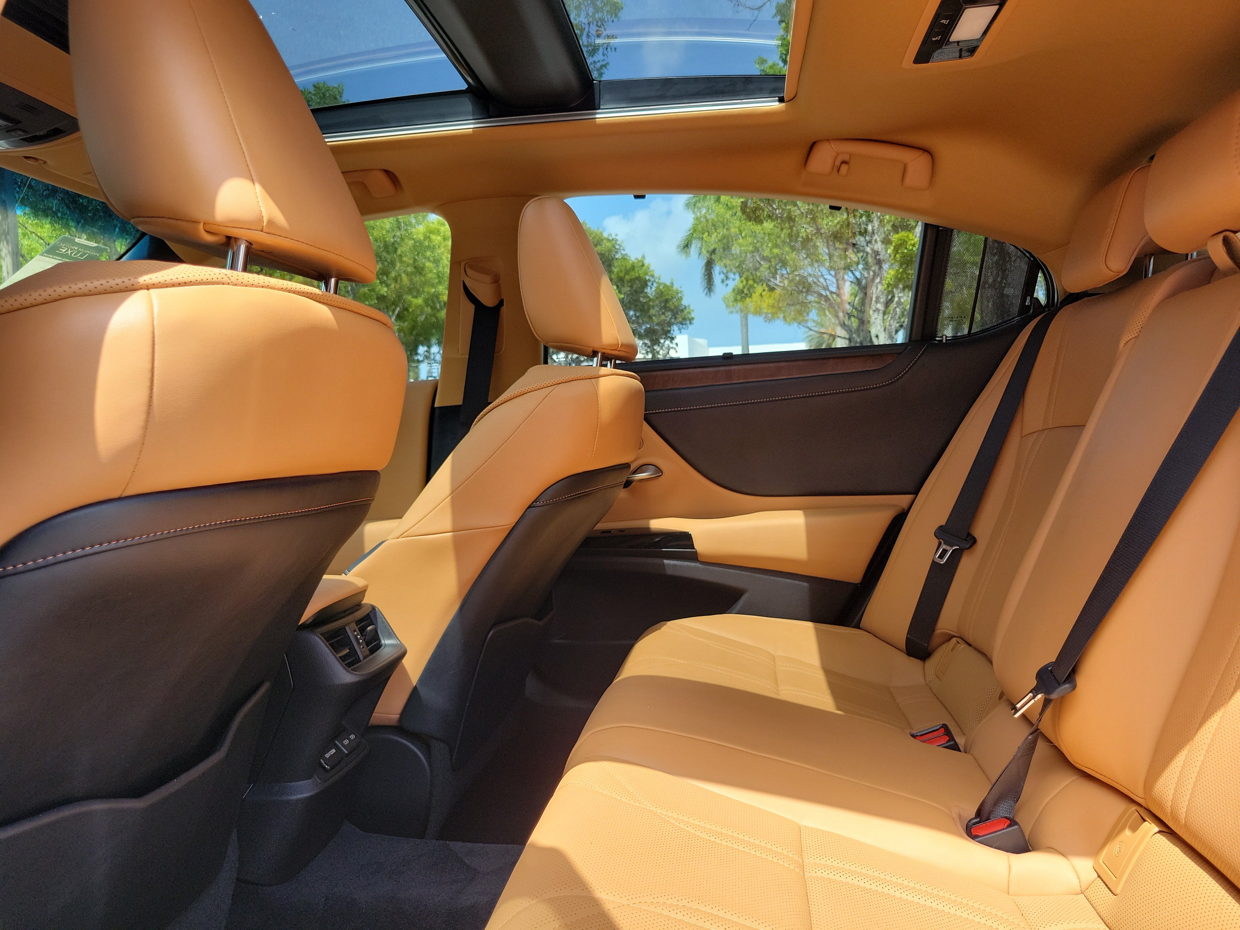 Used 2022 Lexus ES 350 Ultra Luxury w/ Accessory Package 2 FWD image 11