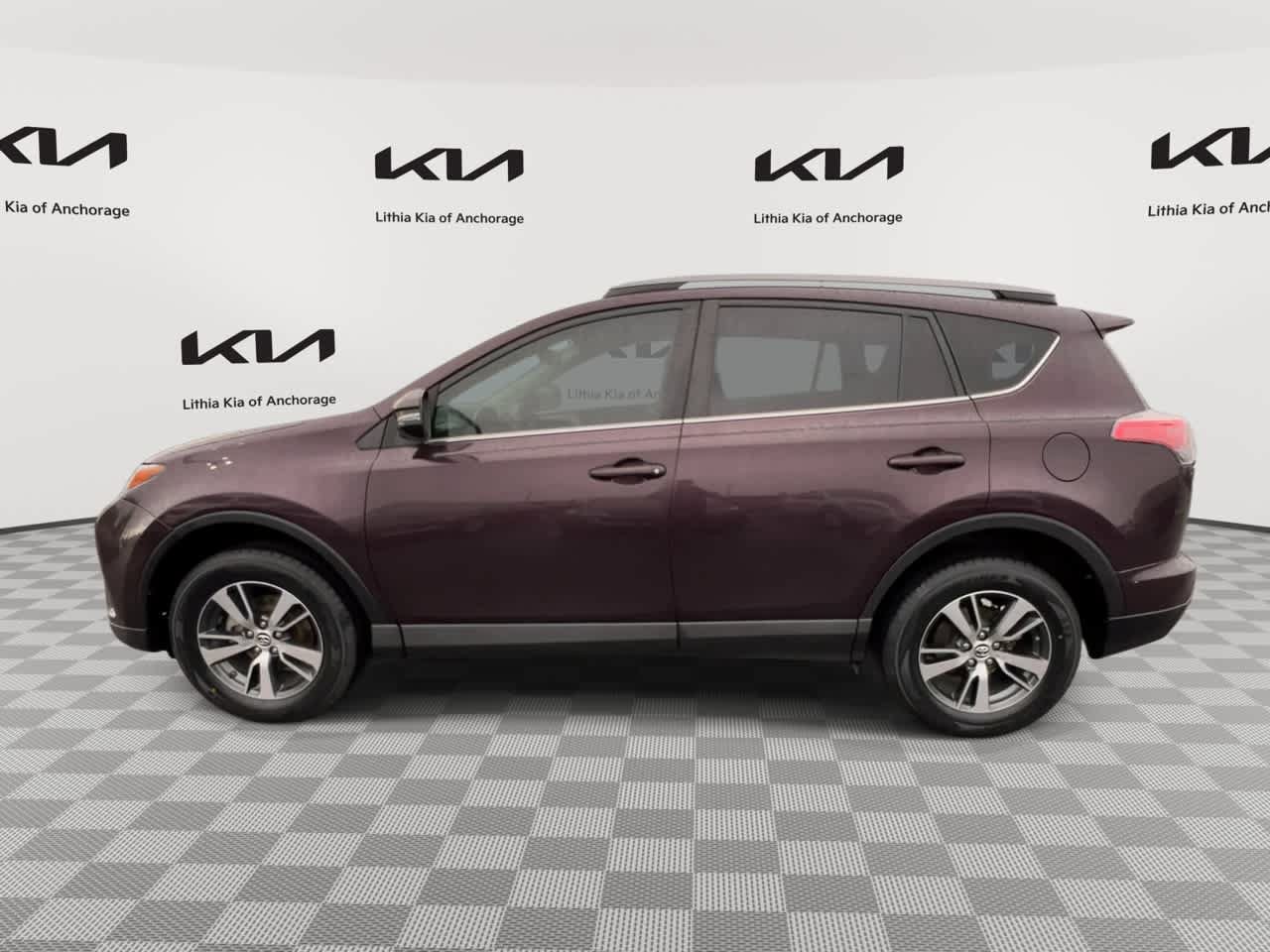 Used 2018 Toyota RAV4 XLE FWD image 6