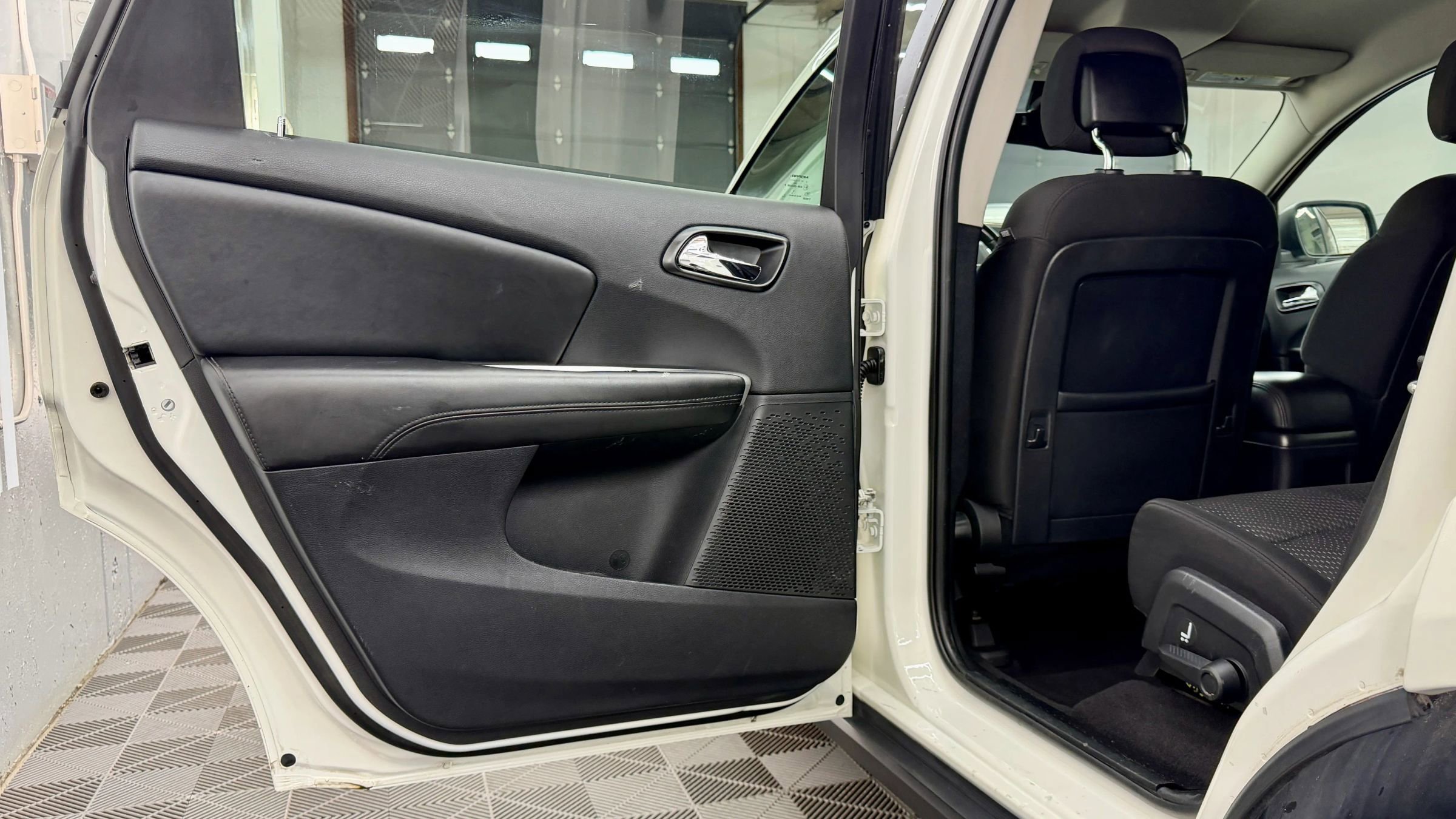 Used 2015 Dodge Journey SXT w/ Flexible Seating Group image 6