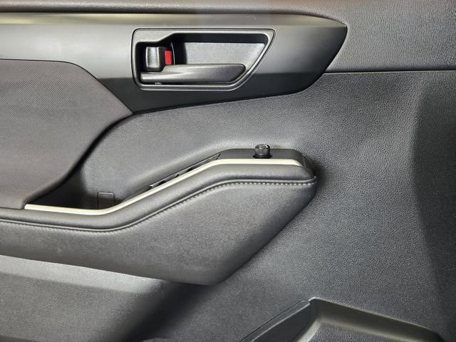 Used 2021 Toyota Highlander LE image 24