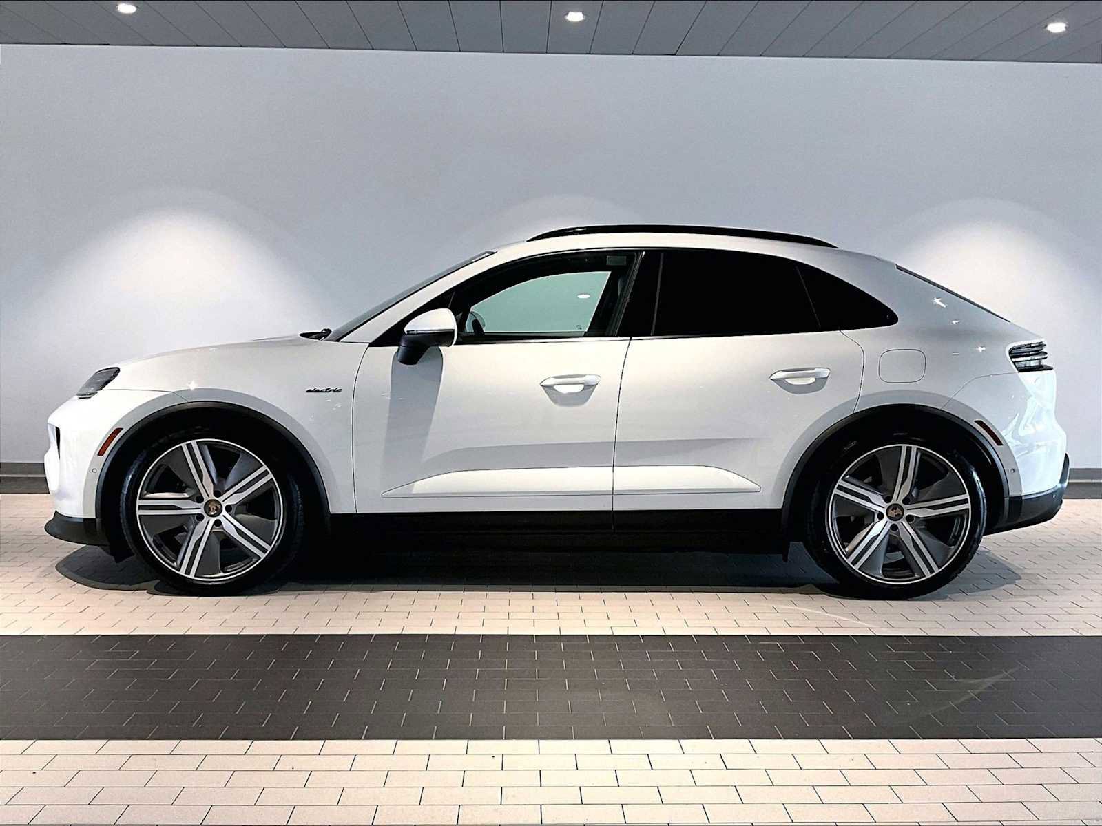 Used 2025 Porsche Macan 4 Electric image 2