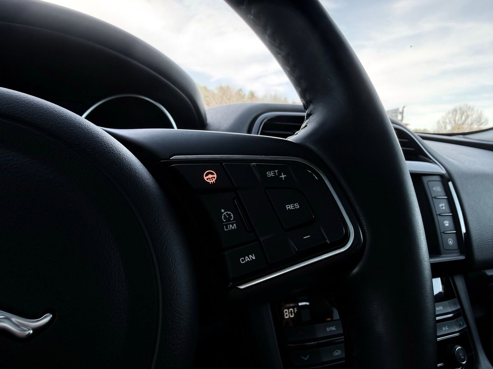 Used 2018 Jaguar F-PACE Premium image 36