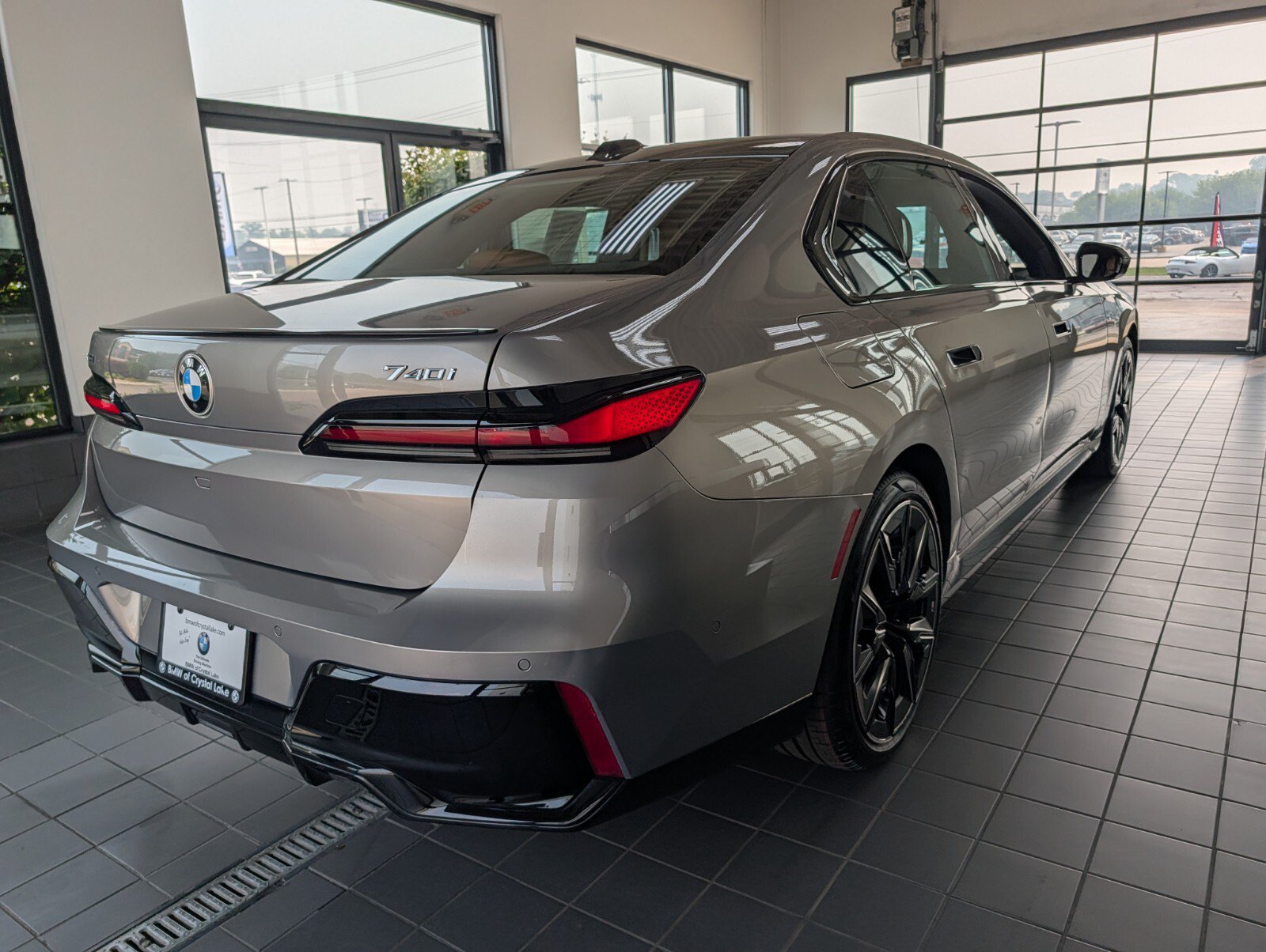 Used 2024 BMW 740i xDrive AWD/4WD image 2