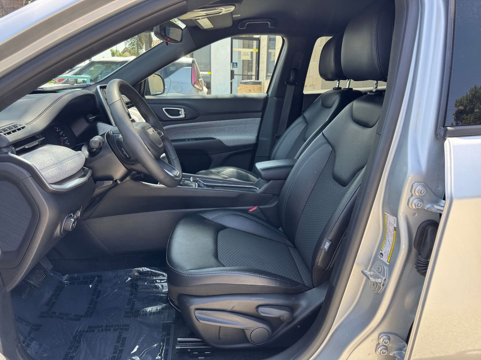 Used 2025 Jeep Compass Latitude AWD/4WD image 27
