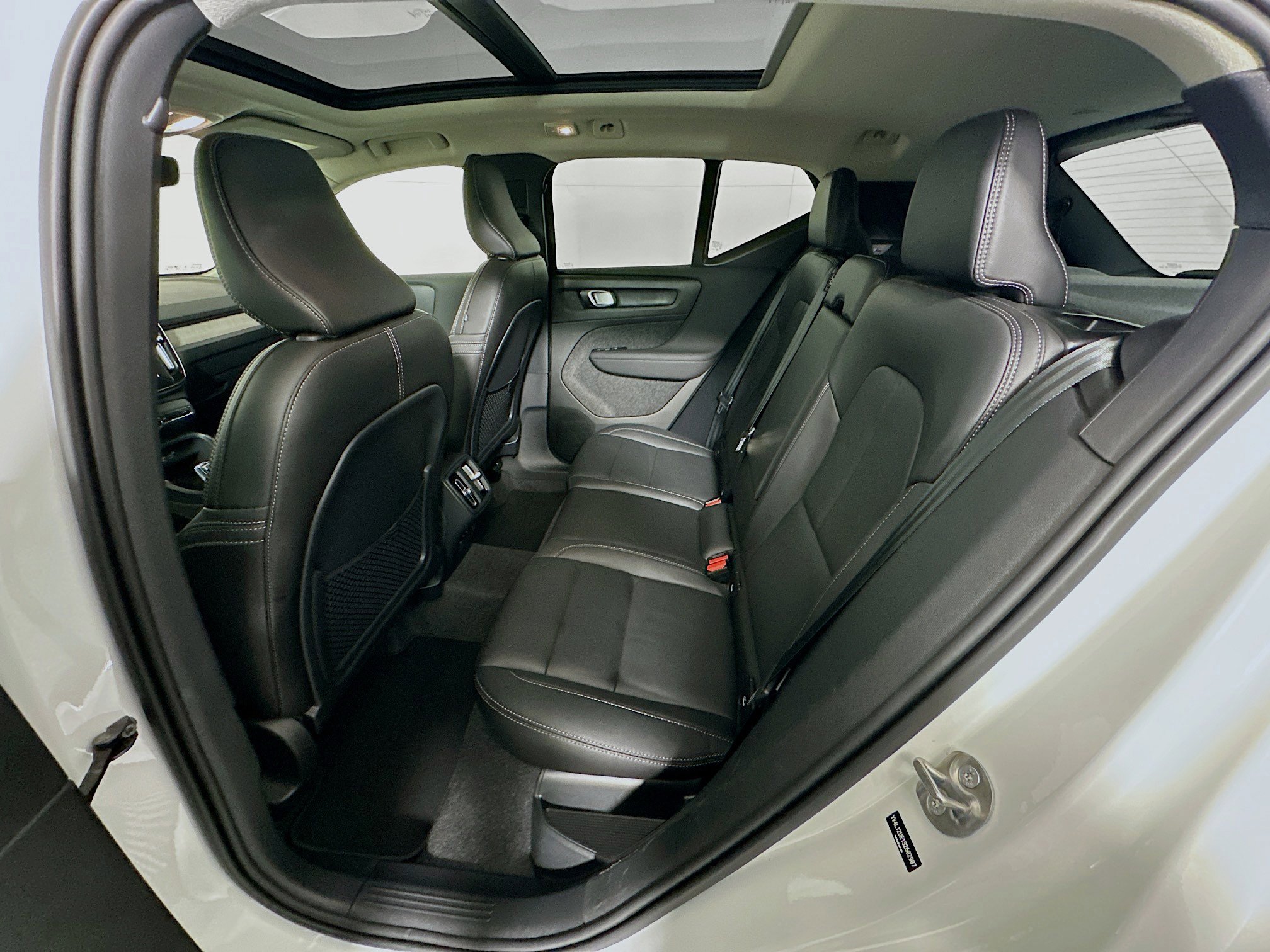 Used 2025 Volvo XC40 B5 Plus image 29