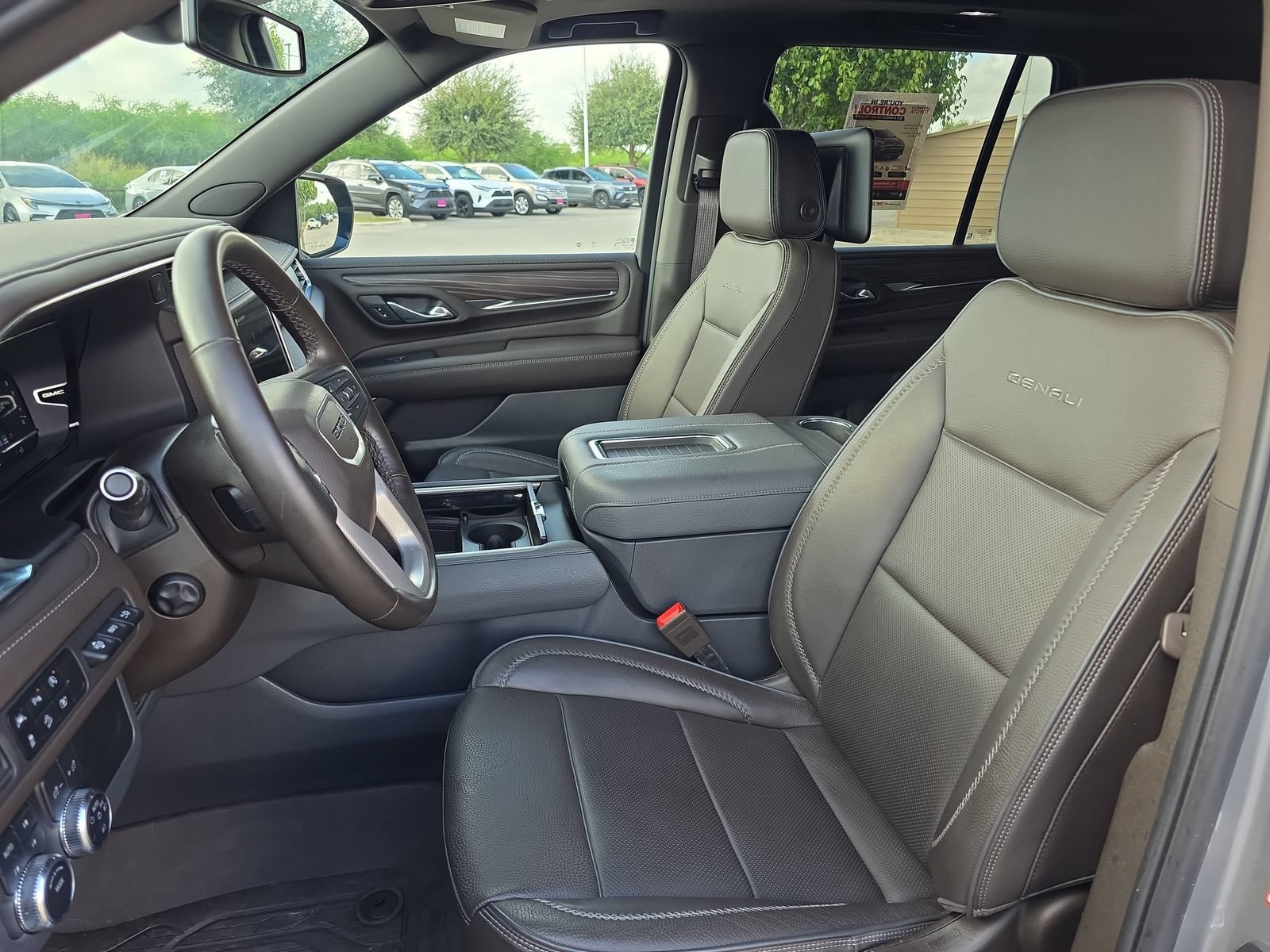 Used 2024 GMC Yukon Denali AWD/4WD image 12