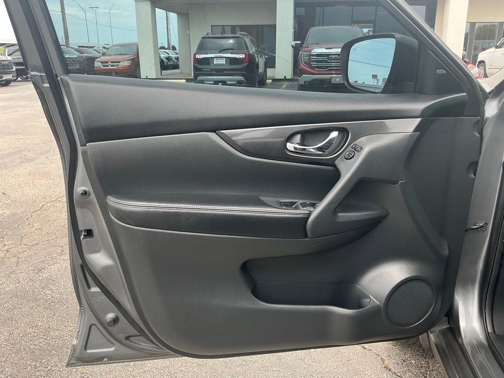 Used 2017 Nissan Rogue SV FWD image 12