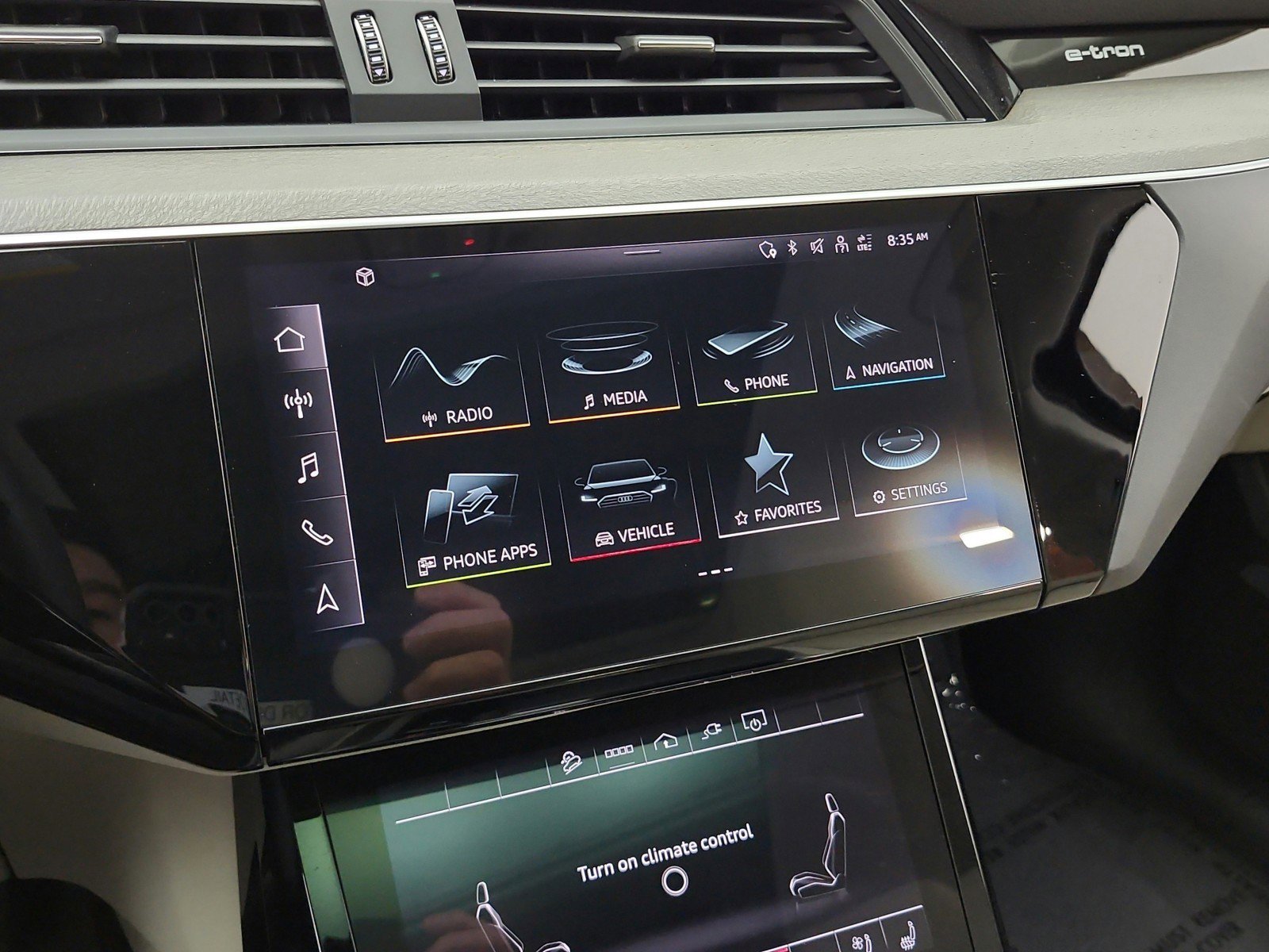 Used 2024 Audi Q8 e-tron Premium Plus w/ Premium Plus Package AWD/4WD image 10