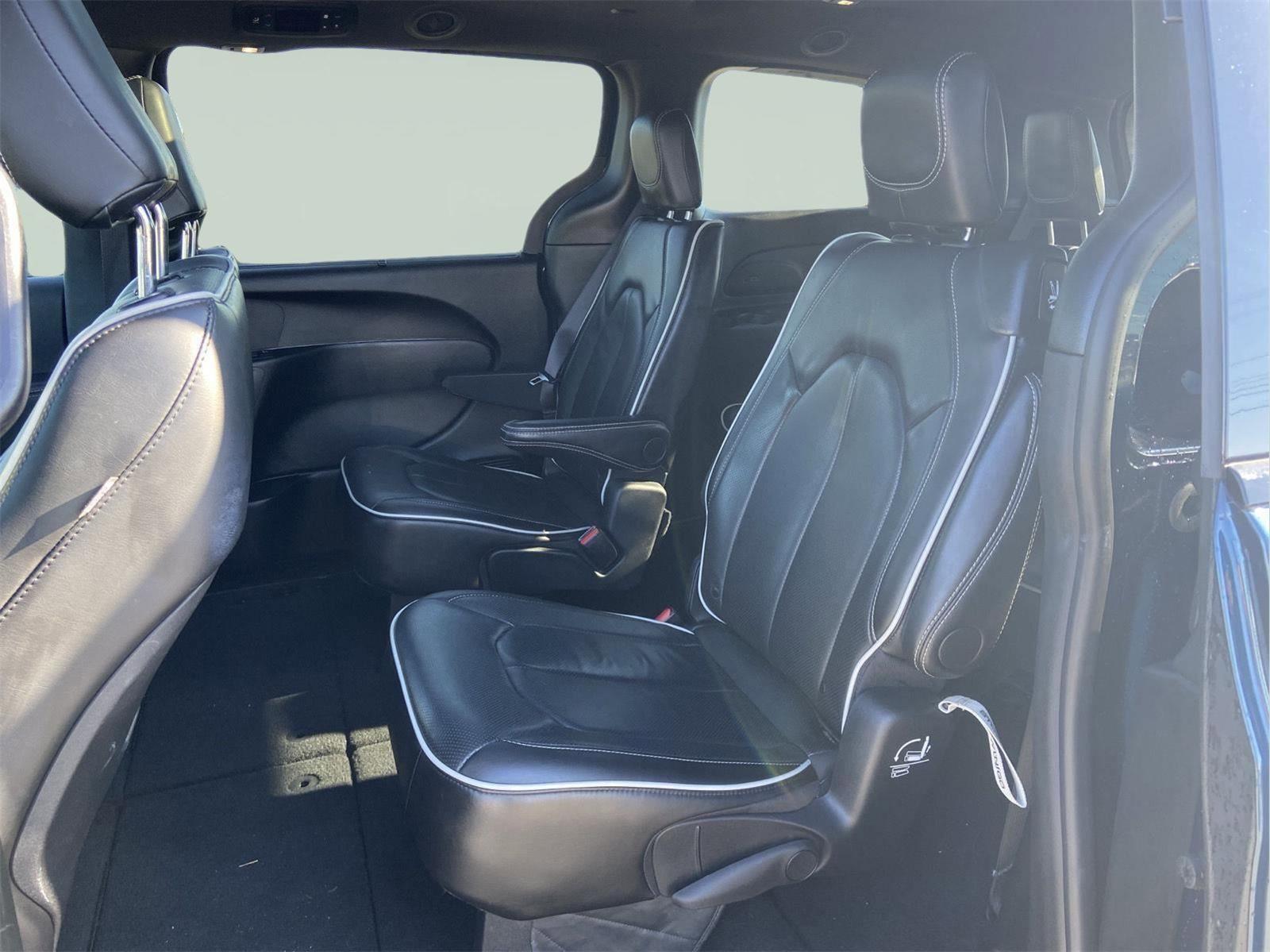 Used 2025 Chrysler Pacifica Limited image 36