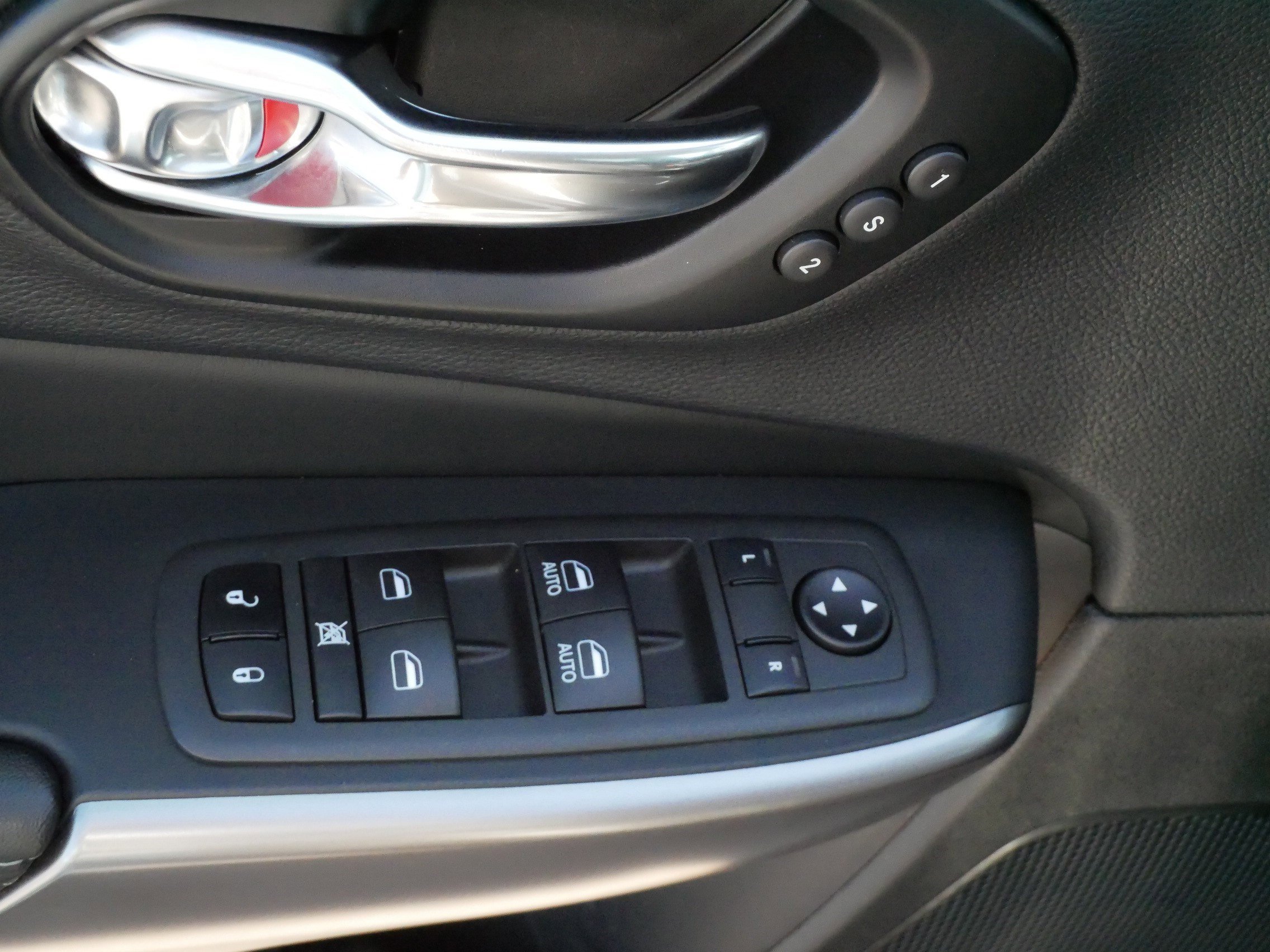 Used 2022 Jeep Cherokee Limited AWD/4WD image 19