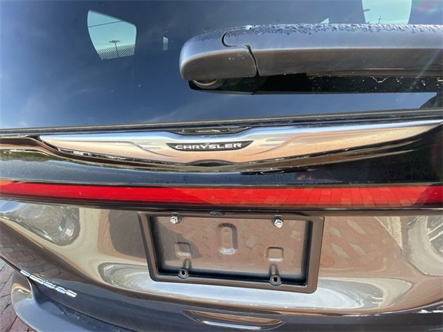 Used 2023 Chrysler Pacifica Touring-L image 17