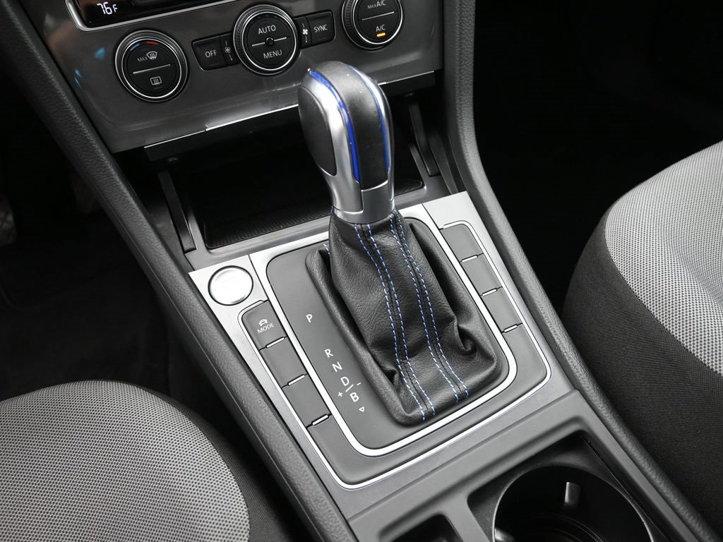 Used 2016 Volkswagen e-Golf SE w/ DC Fast Charging Package image 28