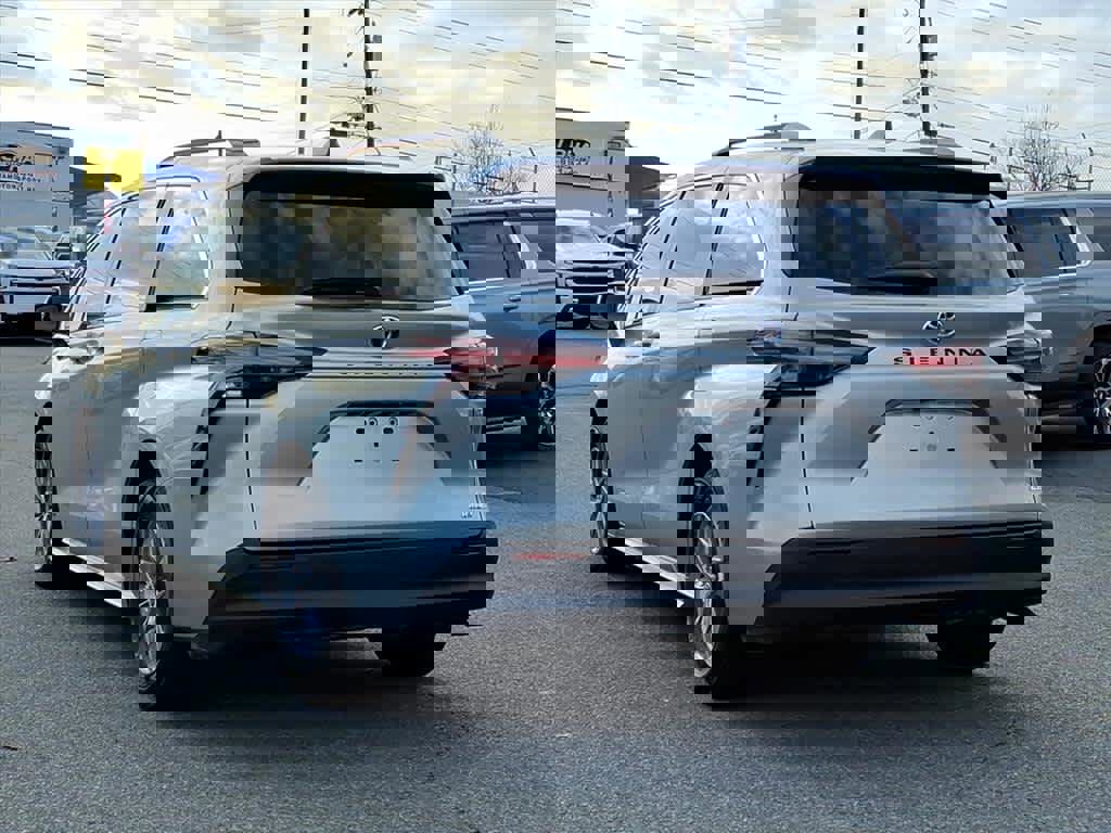 Used 2021 Toyota Sienna LE w/ LE Plus Package image 3