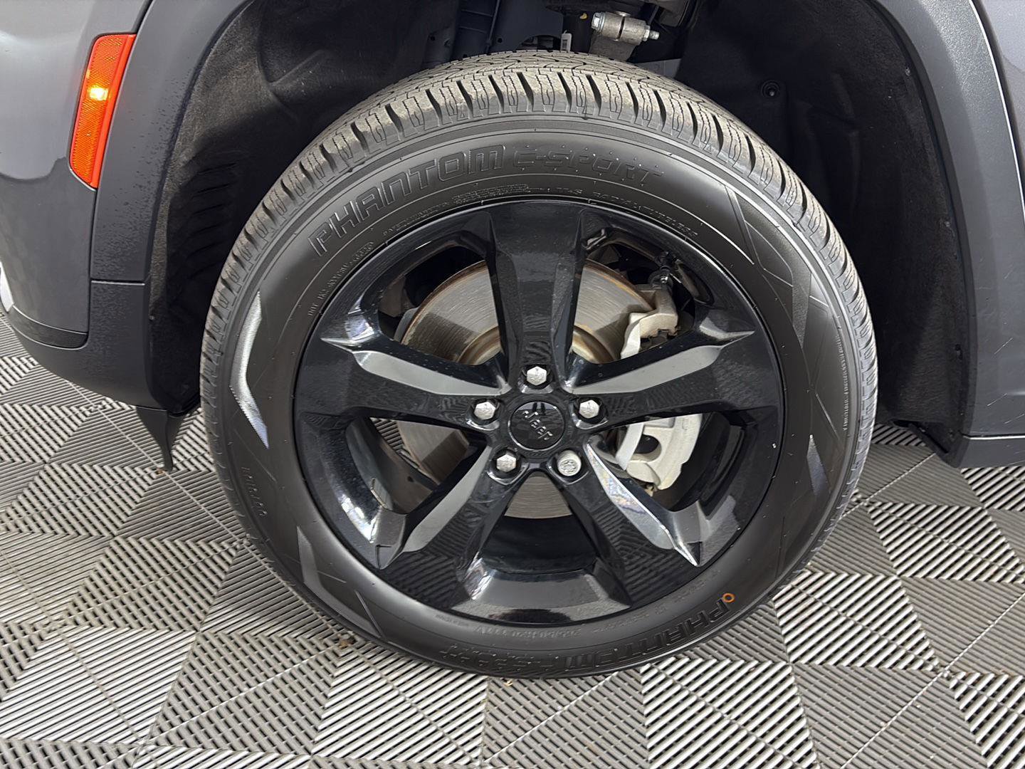 Used 2022 Jeep Grand Cherokee L Laredo image 15