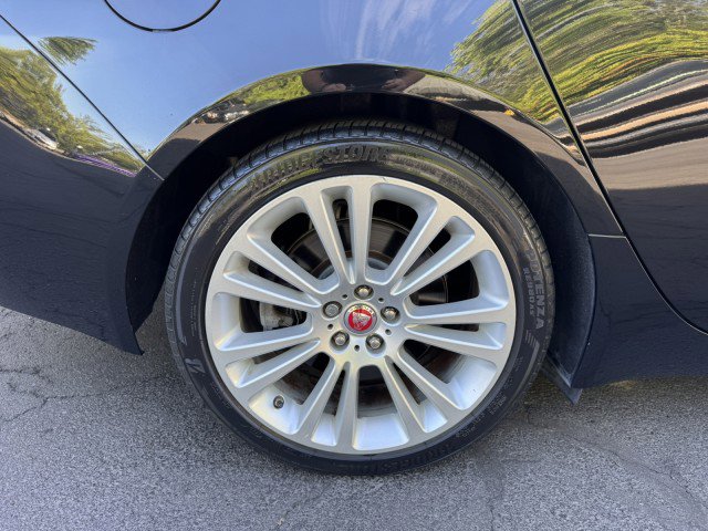 Used 2020 Jaguar XF Premium image 34