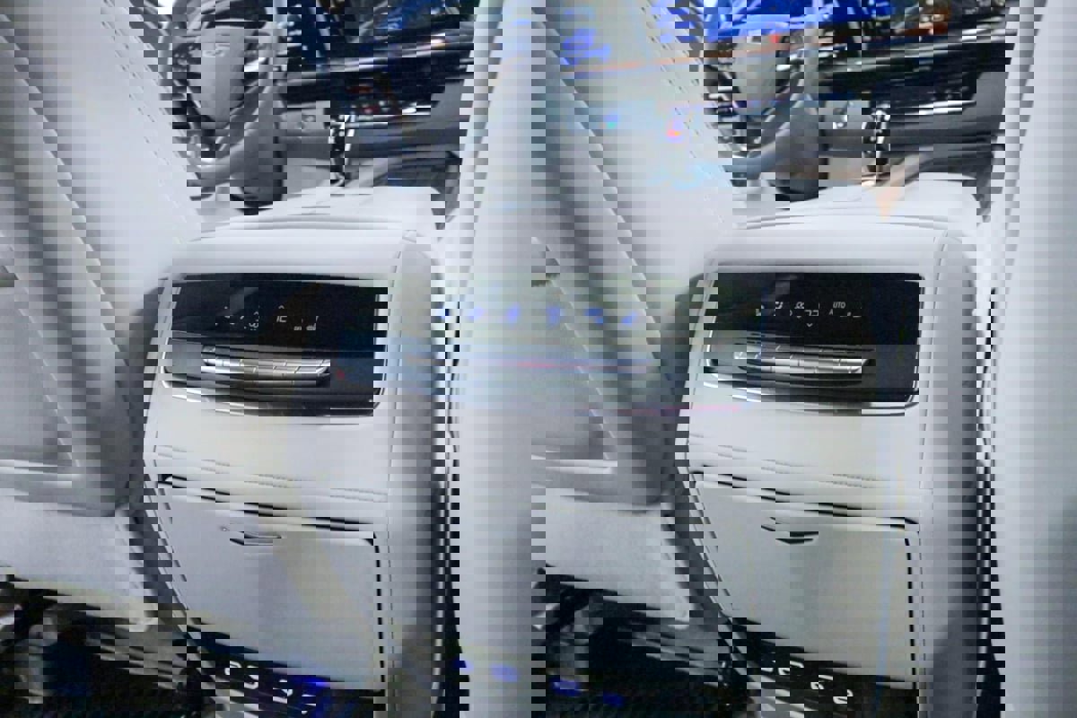 Used 2024 Cadillac Escalade ESV Sport Platinum w/ LPO, ONYX Package image 38