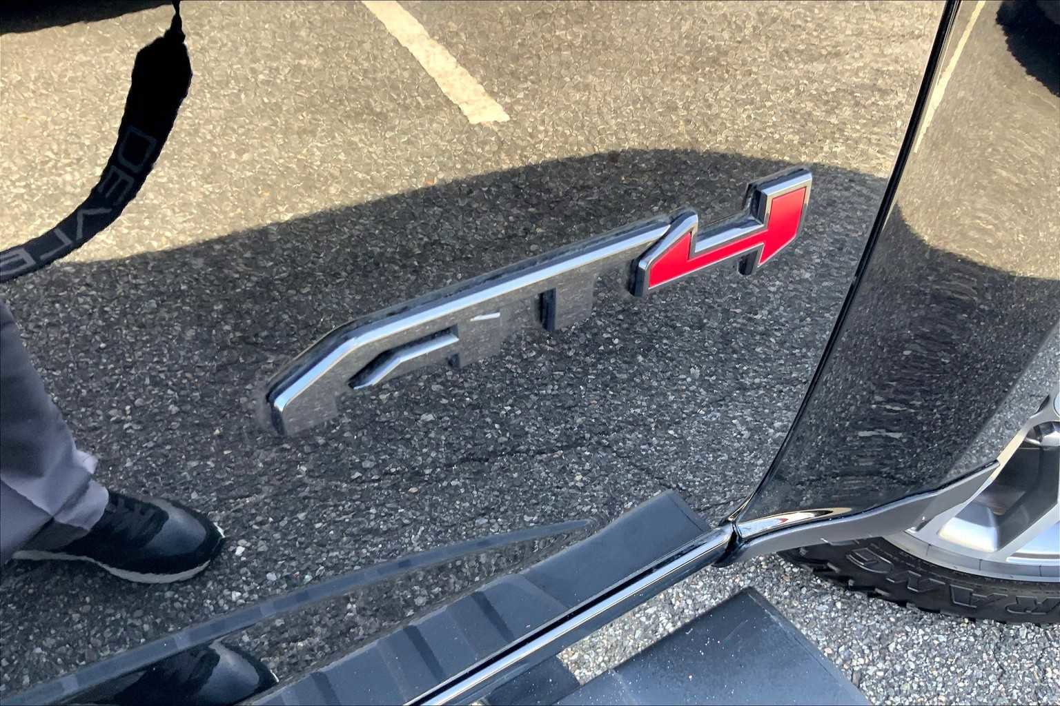 Certified 2022 GMC Canyon AT4 w/ Trailering Package image 9